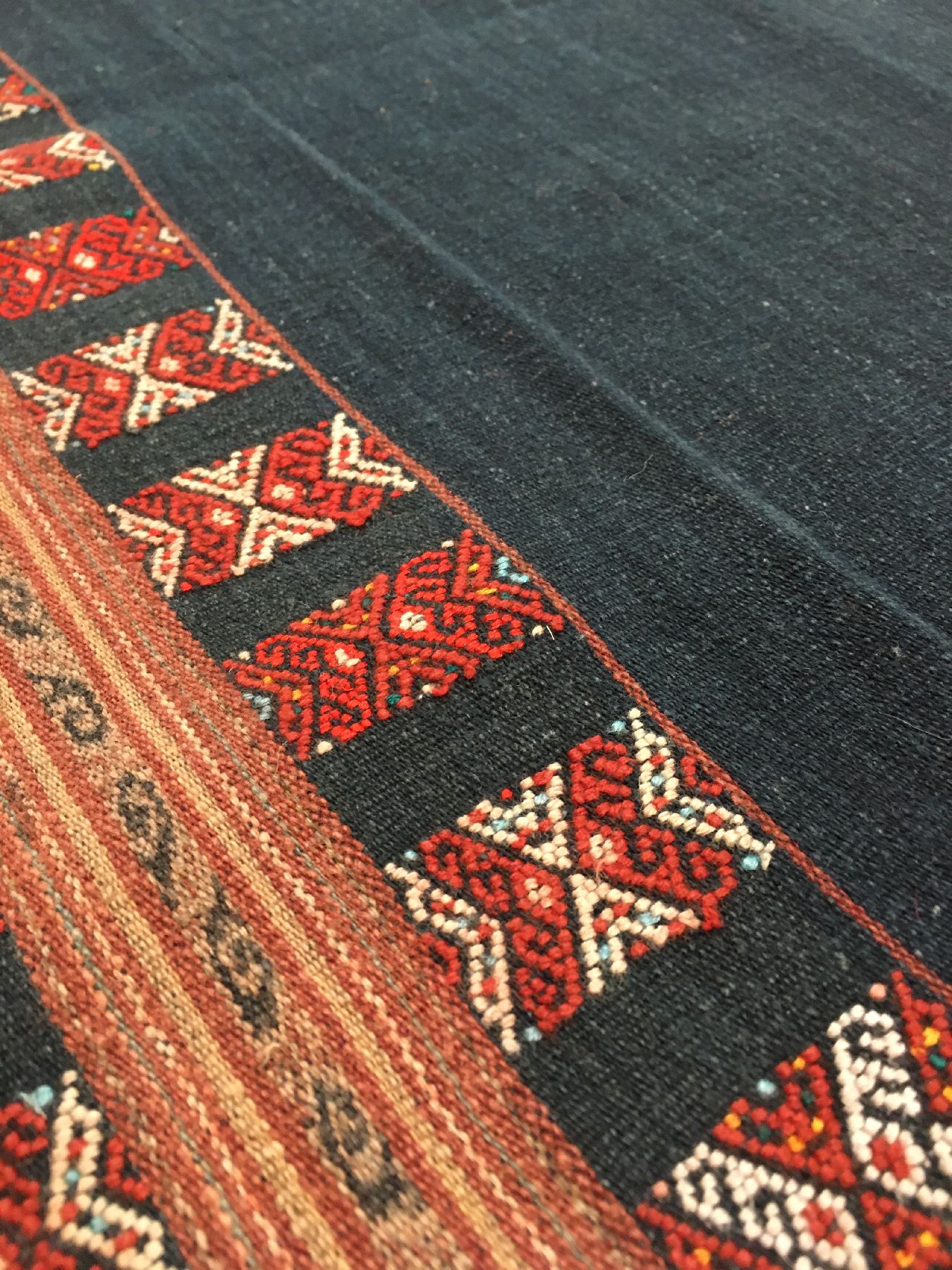 Detail e: Feines indonesisches Textil alt, Indonesien, um 1920/1930, Baumwolle/Wolle. Bemerkenswerte feine Qualität, Rarität, ca. 170 x 55 cm, EHZ: 2-3.