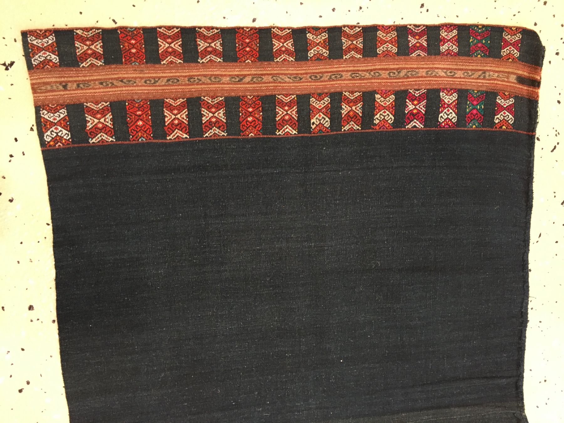 Detail g: Feines indonesisches Textil alt, Indonesien, um 1920/1930, Baumwolle/Wolle. Bemerkenswerte feine Qualität, Rarität, ca. 170 x 55 cm, EHZ: 2-3.