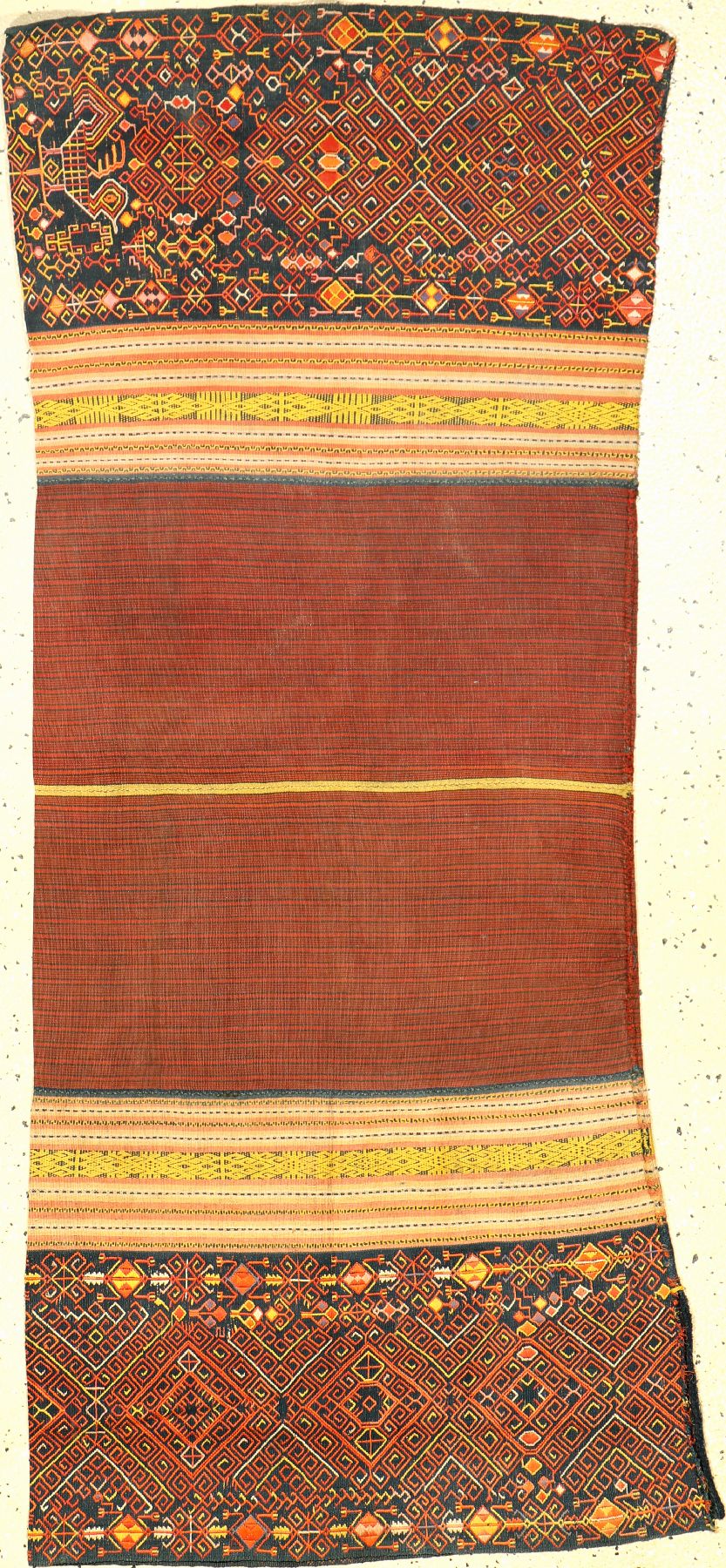 Feines indonesisches Textil alt, Indonesien, um 1920/1930, Baumwolle/Wolle. Feine Qualität, selten, sammelwürdig, ca. 137 x 58 cm, EHZ: 2-3.