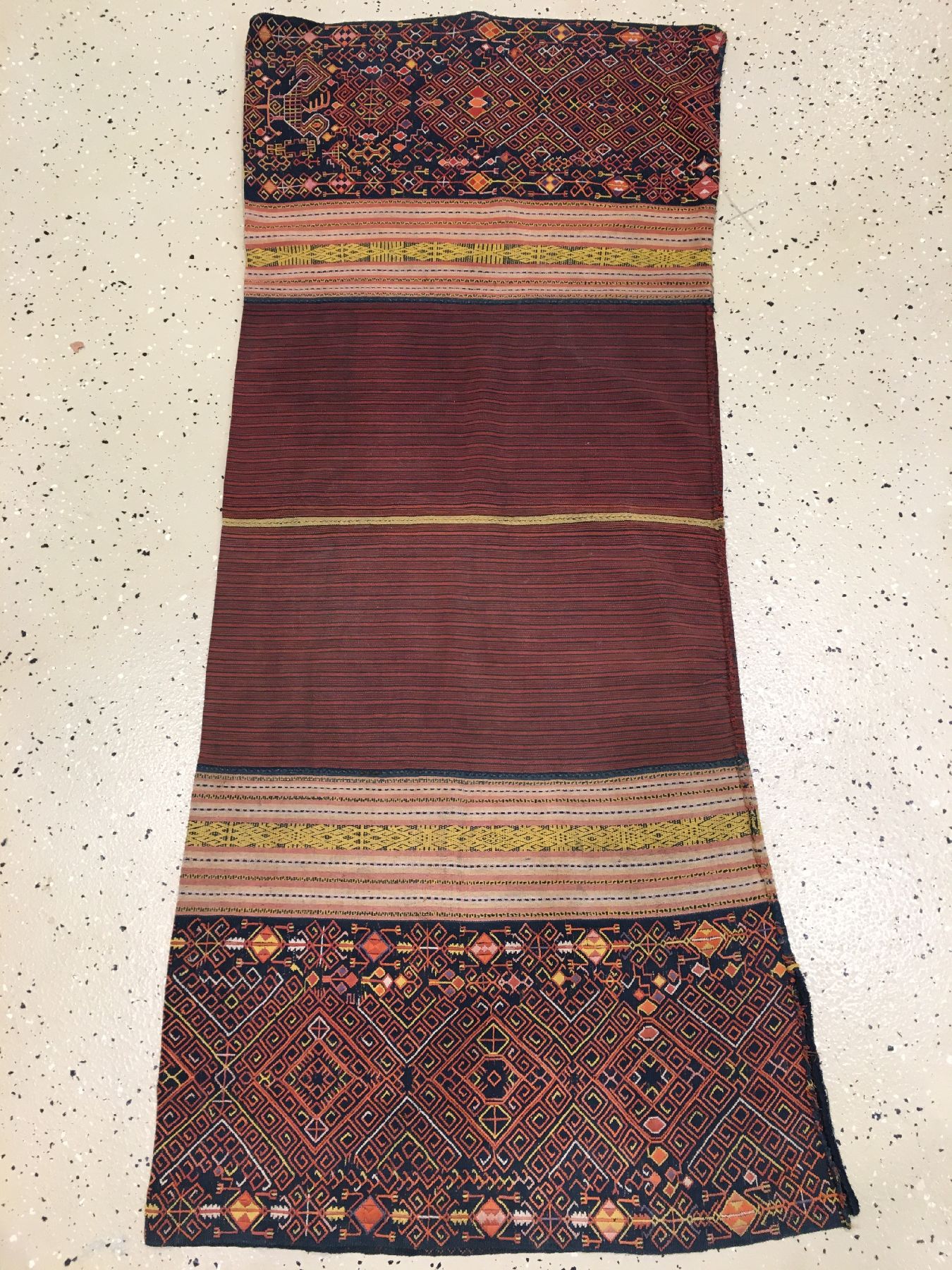 Detail a: Feines indonesisches Textil alt, Indonesien, um 1920/1930, Baumwolle/Wolle. Feine Qualität, selten, sammelwürdig, ca. 137 x 58 cm, EHZ: 2-3.