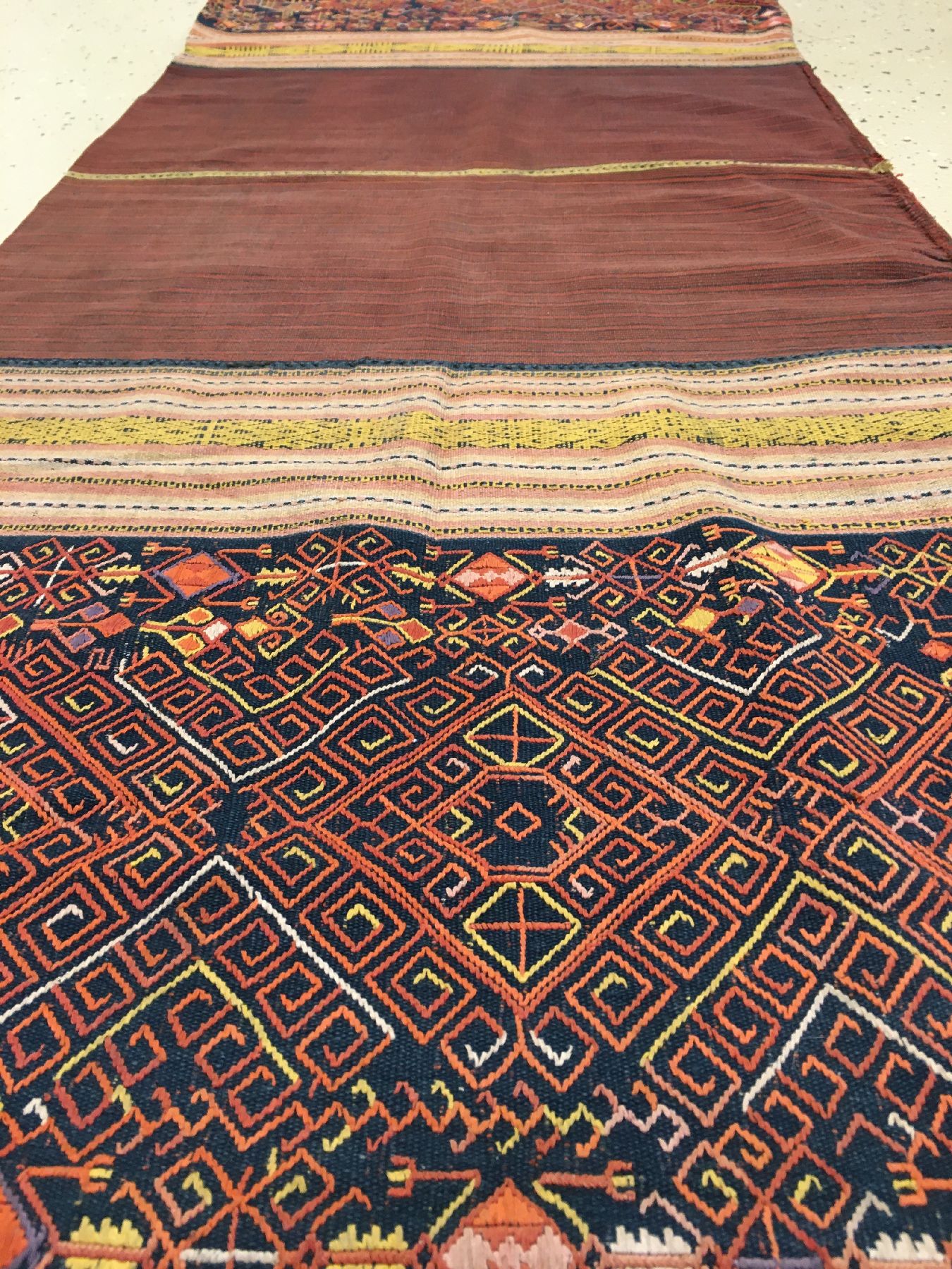Detail b: Feines indonesisches Textil alt, Indonesien, um 1920/1930, Baumwolle/Wolle. Feine Qualität, selten, sammelwürdig, ca. 137 x 58 cm, EHZ: 2-3.