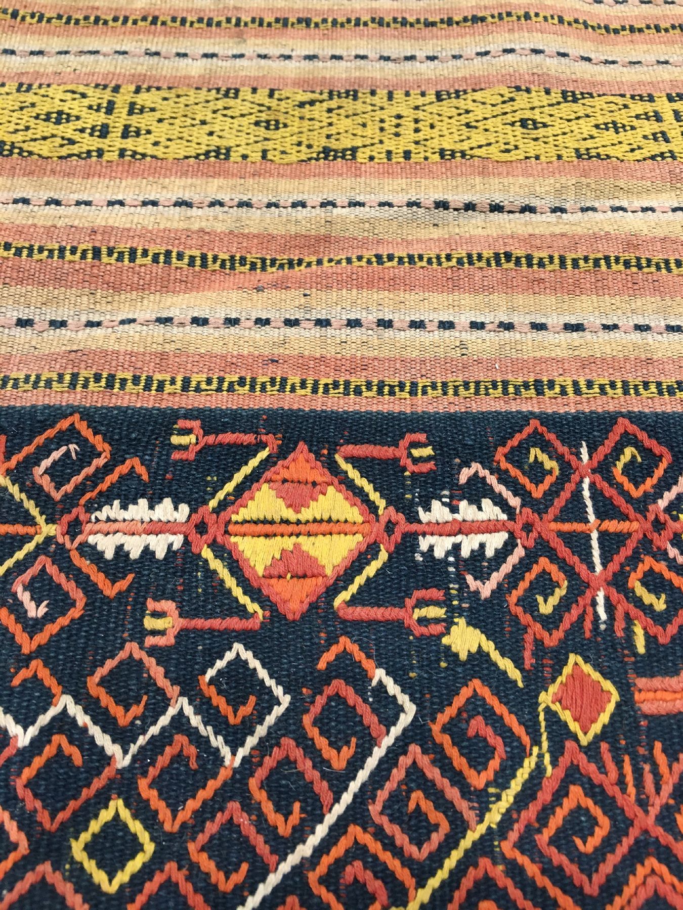Detail c: Feines indonesisches Textil alt, Indonesien, um 1920/1930, Baumwolle/Wolle. Feine Qualität, selten, sammelwürdig, ca. 137 x 58 cm, EHZ: 2-3.