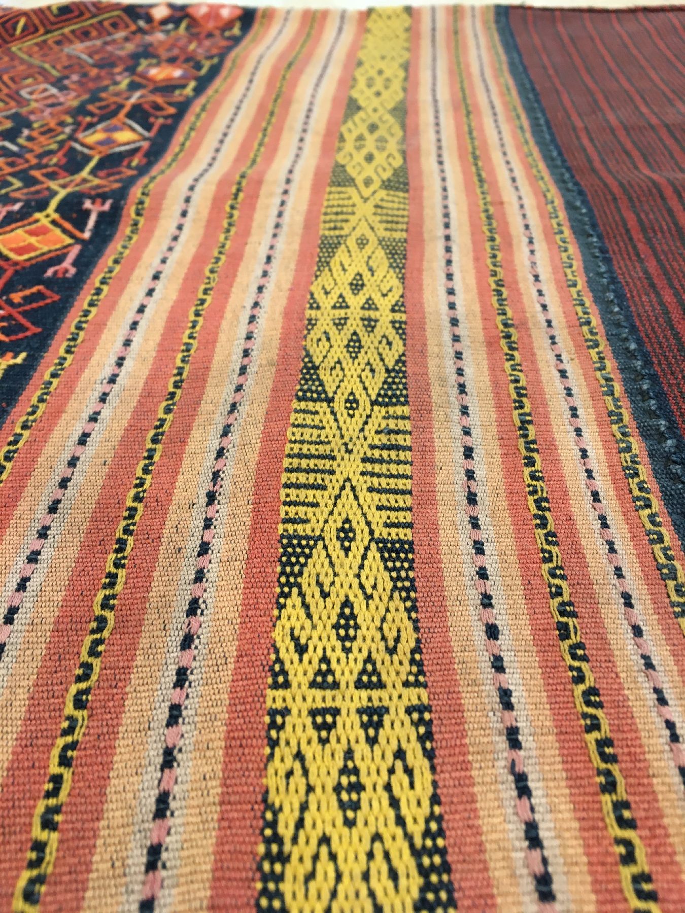 Detail e: Feines indonesisches Textil alt, Indonesien, um 1920/1930, Baumwolle/Wolle. Feine Qualität, selten, sammelwürdig, ca. 137 x 58 cm, EHZ: 2-3.