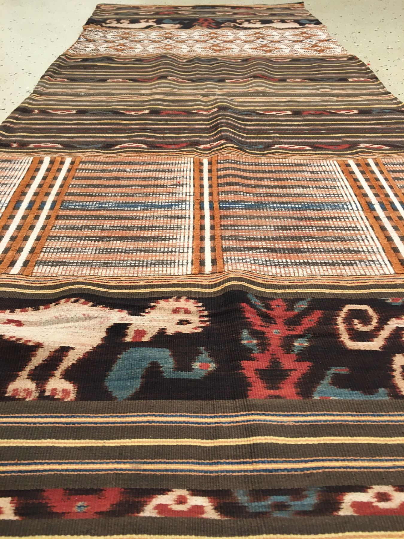 Detail b: Seltenes indonesisches Textil alt, Indonesien, um 1920, Baumwolle/Wolle. Absolute Rarität, ca. 169 x 63 cm, EHZ: 2-3.