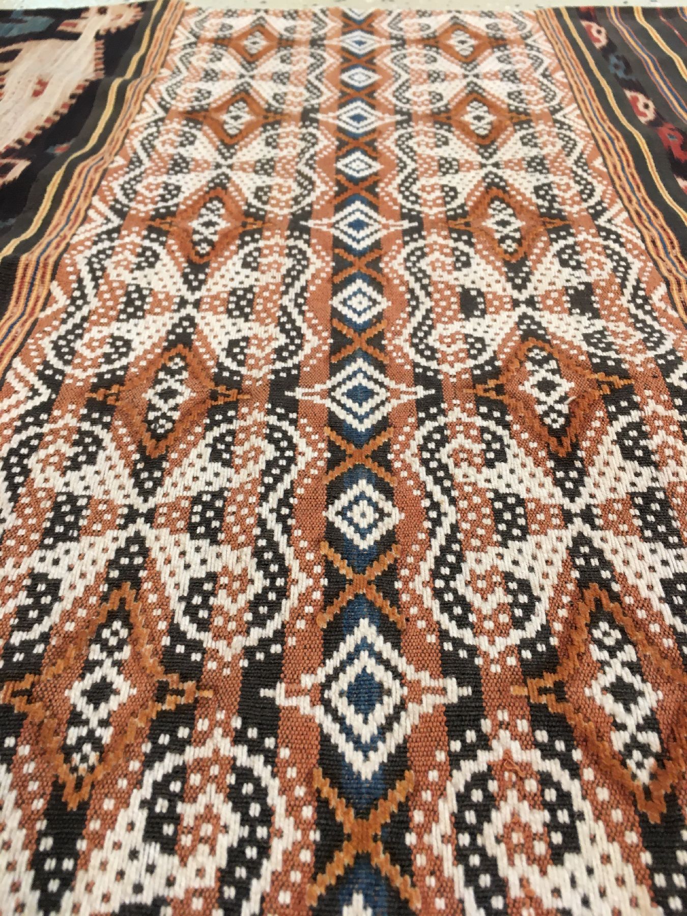 Detail c: Seltenes indonesisches Textil alt, Indonesien, um 1920, Baumwolle/Wolle. Absolute Rarität, ca. 169 x 63 cm, EHZ: 2-3.