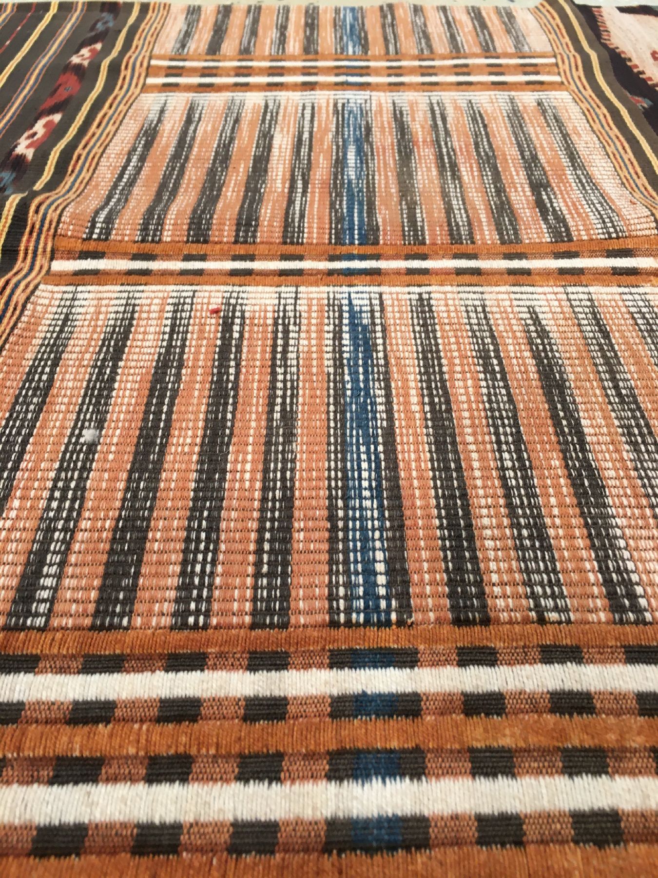 Detail d: Seltenes indonesisches Textil alt, Indonesien, um 1920, Baumwolle/Wolle. Absolute Rarität, ca. 169 x 63 cm, EHZ: 2-3.
