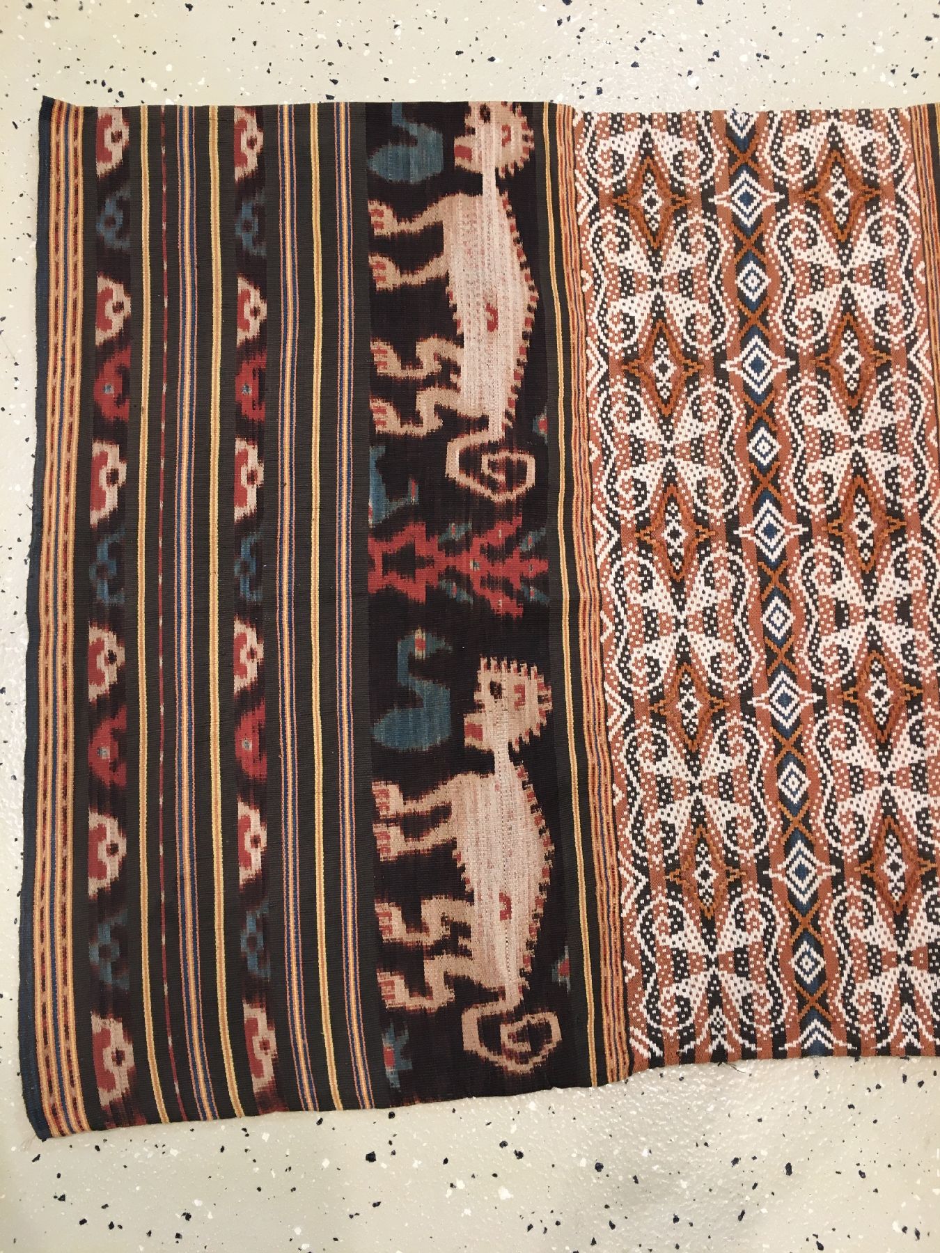 Detail e: Seltenes indonesisches Textil alt, Indonesien, um 1920, Baumwolle/Wolle. Absolute Rarität, ca. 169 x 63 cm, EHZ: 2-3.