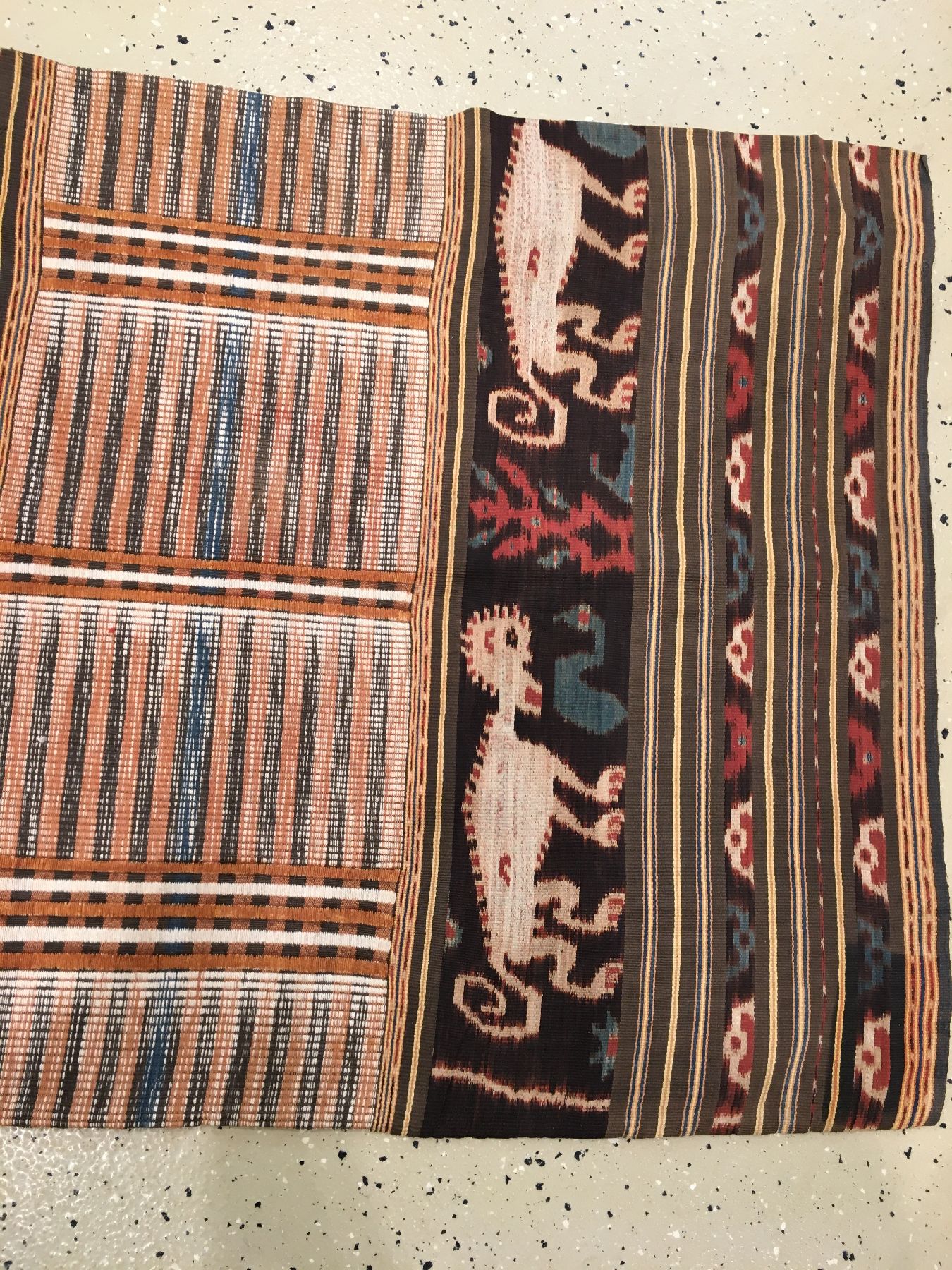 Detail g: Seltenes indonesisches Textil alt, Indonesien, um 1920, Baumwolle/Wolle. Absolute Rarität, ca. 169 x 63 cm, EHZ: 2-3.