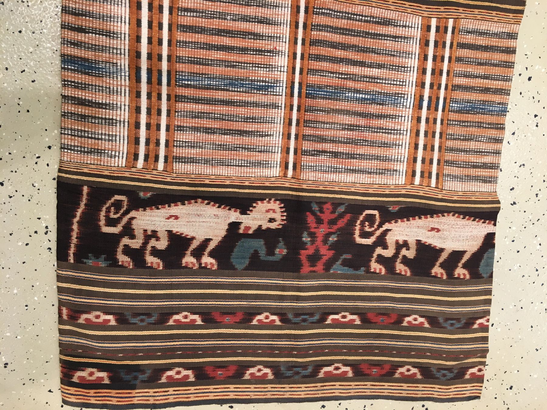 Detail h: Seltenes indonesisches Textil alt, Indonesien, um 1920, Baumwolle/Wolle. Absolute Rarität, ca. 169 x 63 cm, EHZ: 2-3.