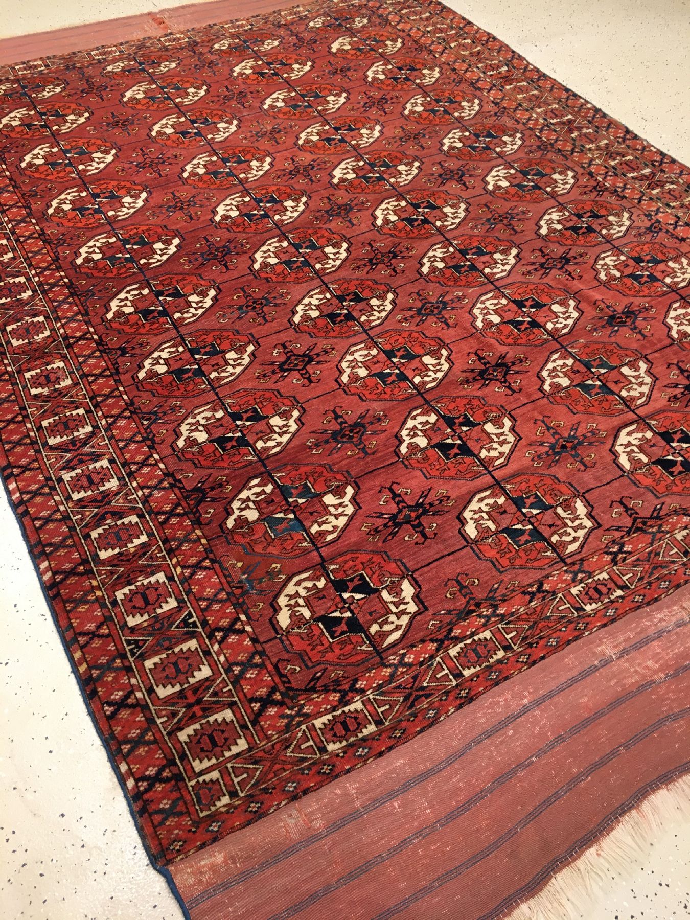 Detail a: Feiner Tekke "Hauptteppich" antik, Turkmenistan, 19.Jhd., Wolle geknüpft auf Wolle. Hauptteppich der Tekke Turkmenen mit klassichen ...