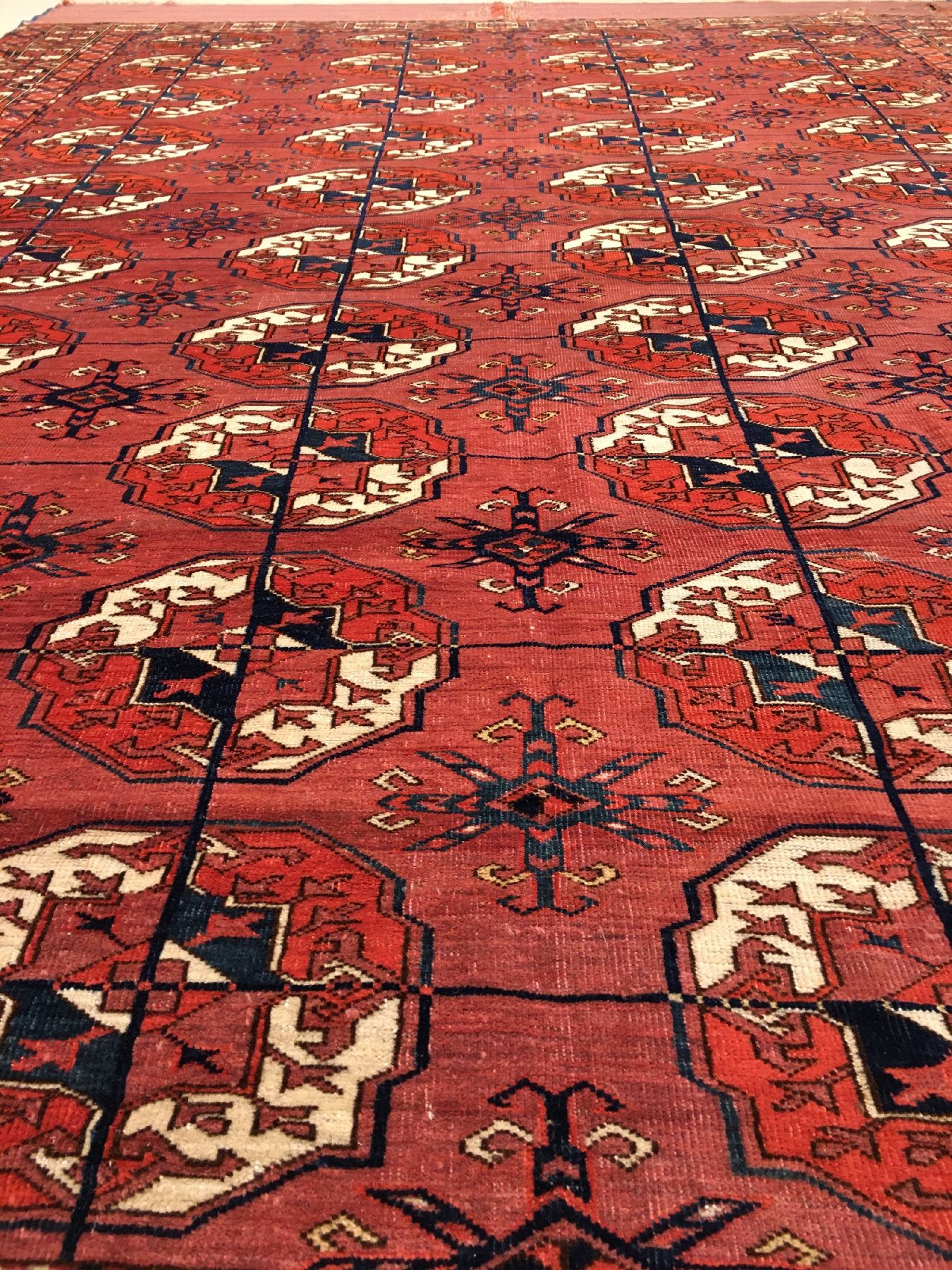 Detail b: Feiner Tekke "Hauptteppich" antik, Turkmenistan, 19.Jhd., Wolle geknüpft auf Wolle. Hauptteppich der Tekke Turkmenen mit klassichen ...