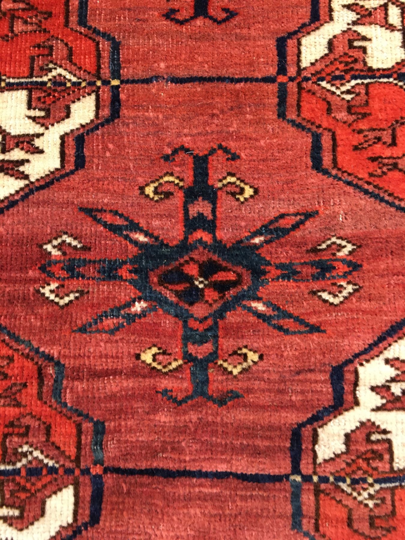Detail d: Feiner Tekke "Hauptteppich" antik, Turkmenistan, 19.Jhd., Wolle geknüpft auf Wolle. Hauptteppich der Tekke Turkmenen mit klassichen ...