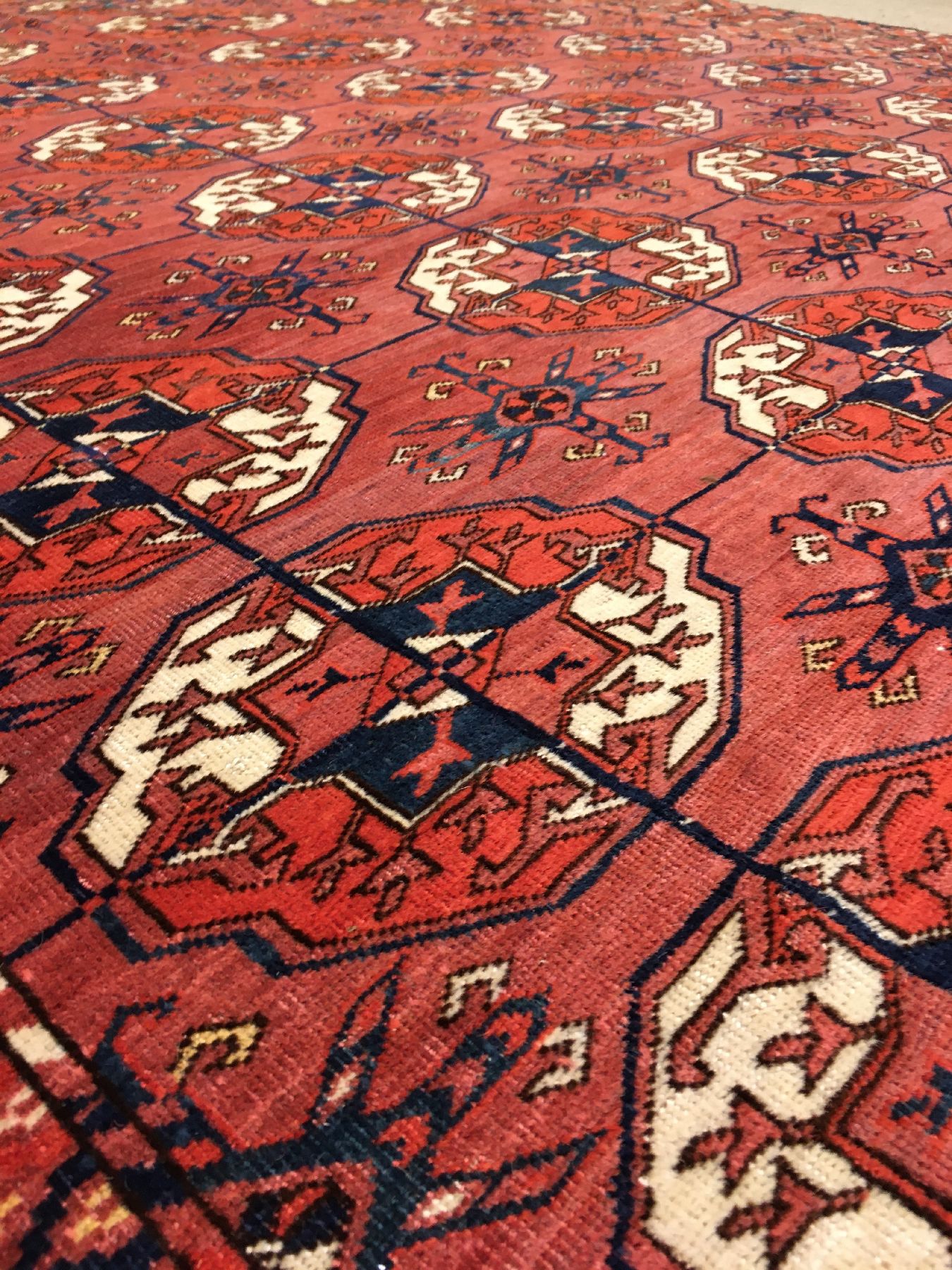 Detail e: Feiner Tekke "Hauptteppich" antik, Turkmenistan, 19.Jhd., Wolle geknüpft auf Wolle. Hauptteppich der Tekke Turkmenen mit klassichen ...