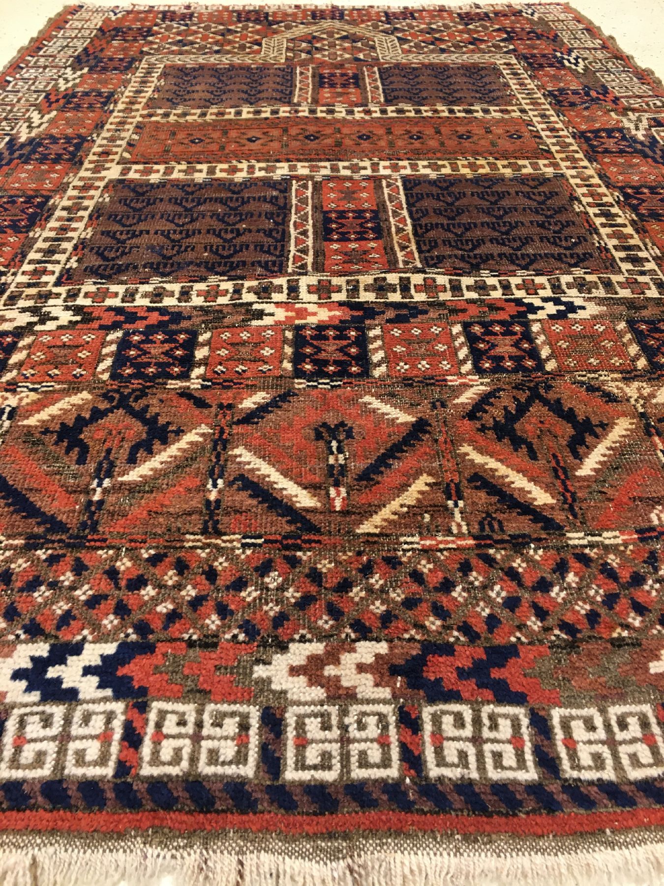 Detail b: Seltener Belutsch "Engsi" antik, Nordostpersien, 19.Jhd., Wolle geknüpft auf Wolle. Ungewöhnlicher Türeingangs-Teppich der Belutschen ...