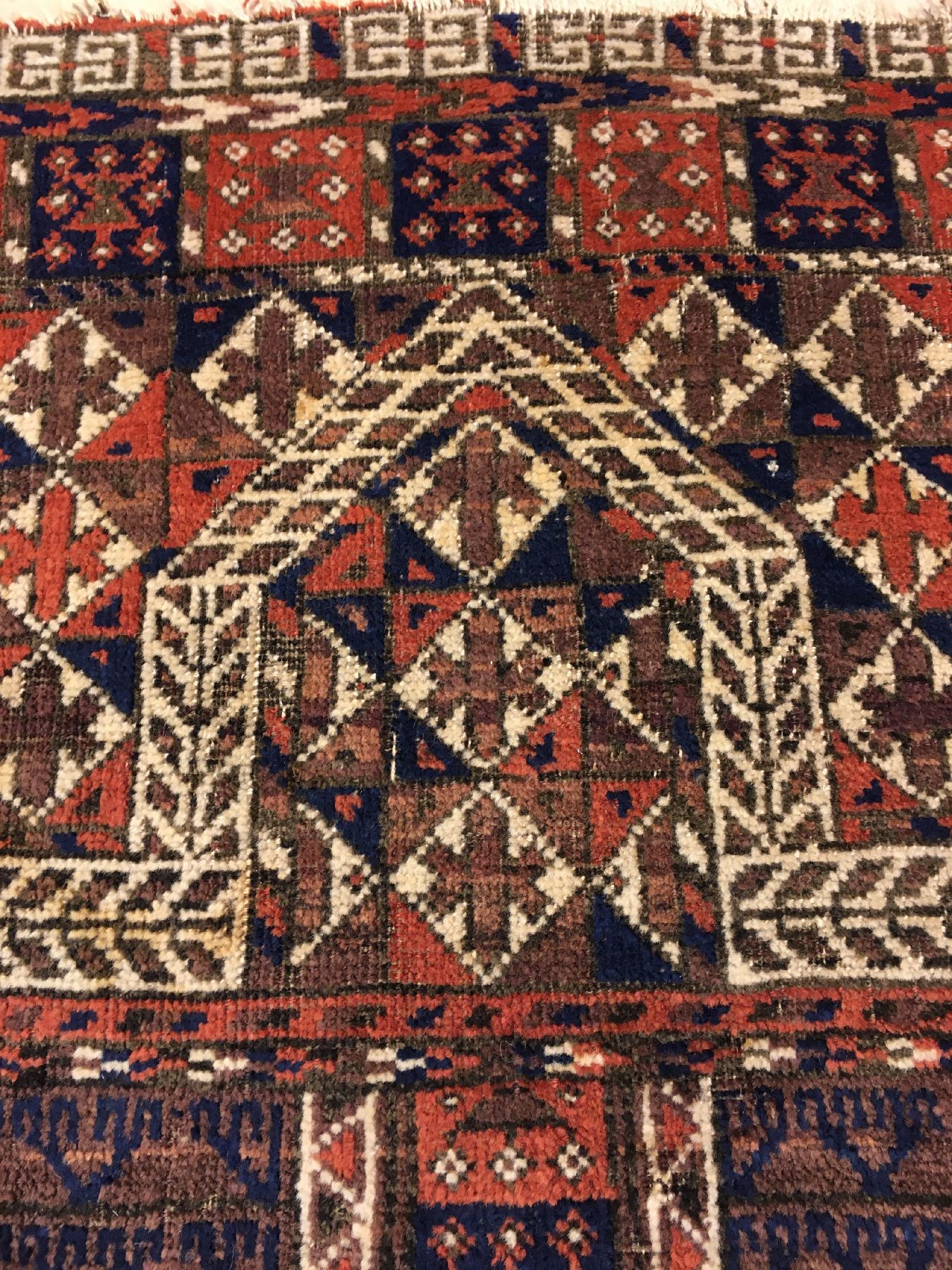 Detail e: Seltener Belutsch "Engsi" antik, Nordostpersien, 19.Jhd., Wolle geknüpft auf Wolle. Ungewöhnlicher Türeingangs-Teppich der Belutschen ...