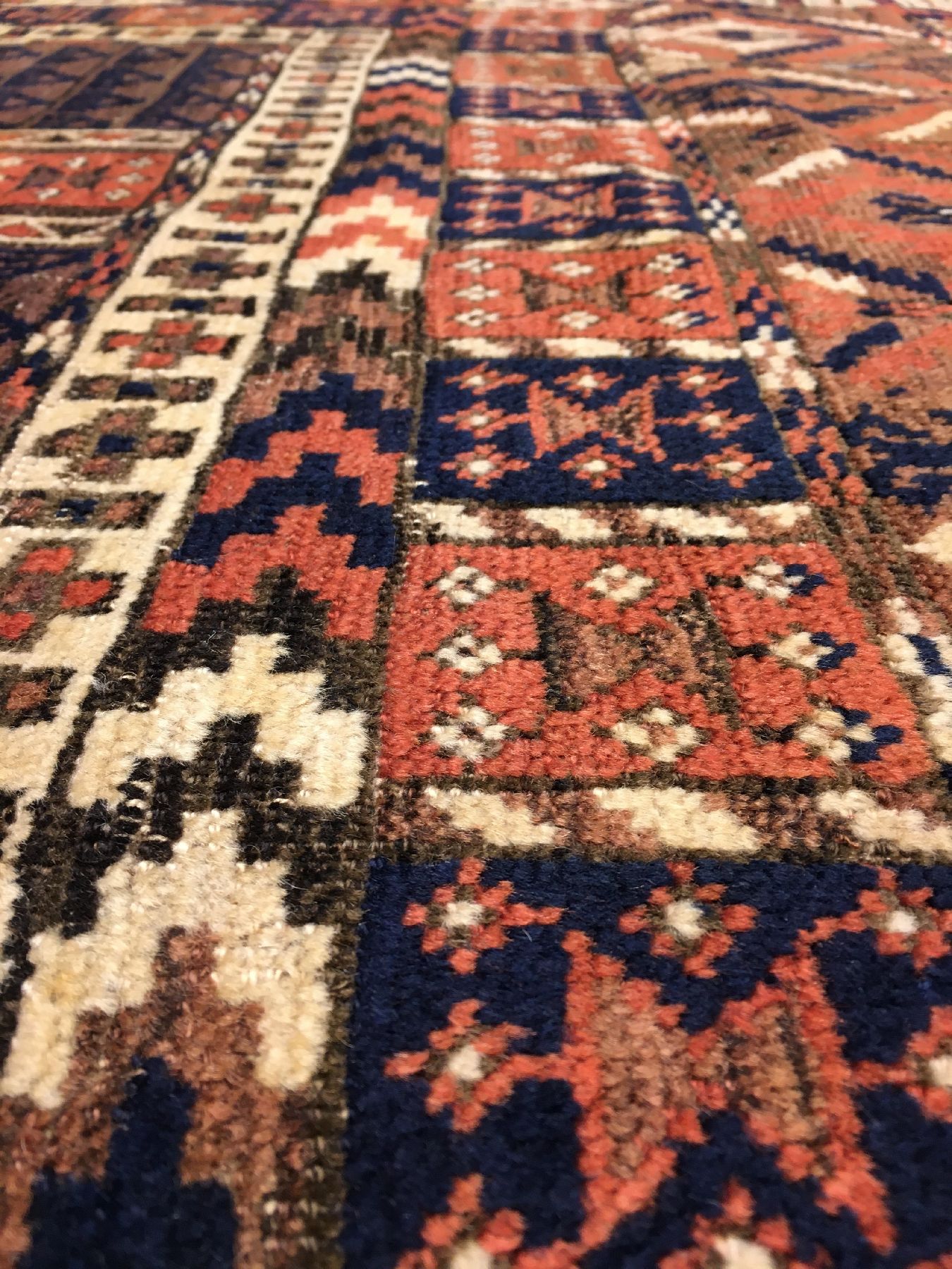 Detail f: Seltener Belutsch "Engsi" antik, Nordostpersien, 19.Jhd., Wolle geknüpft auf Wolle. Ungewöhnlicher Türeingangs-Teppich der Belutschen ...
