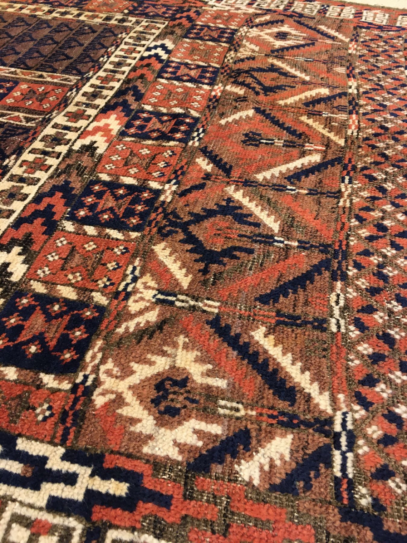 Detail g: Seltener Belutsch "Engsi" antik, Nordostpersien, 19.Jhd., Wolle geknüpft auf Wolle. Ungewöhnlicher Türeingangs-Teppich der Belutschen ...