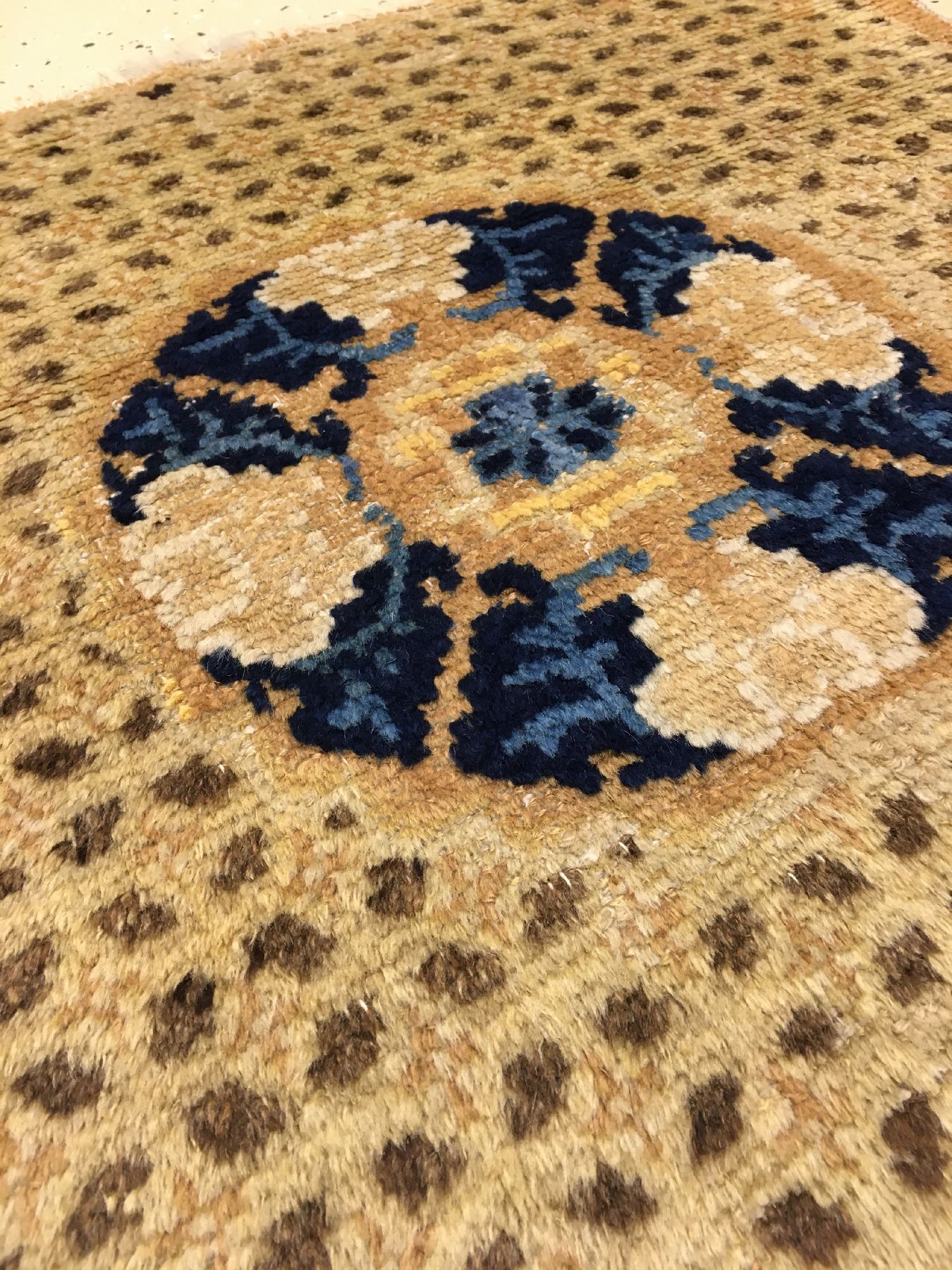 Detail b: Früher Ning-Hsia "Sitzbankteppich" antik (Maisfeldmuster), Westchina, 18.Jhd., Wolle geknüpft auf Baumwolle. Früher Sitzbankteppich mit ...