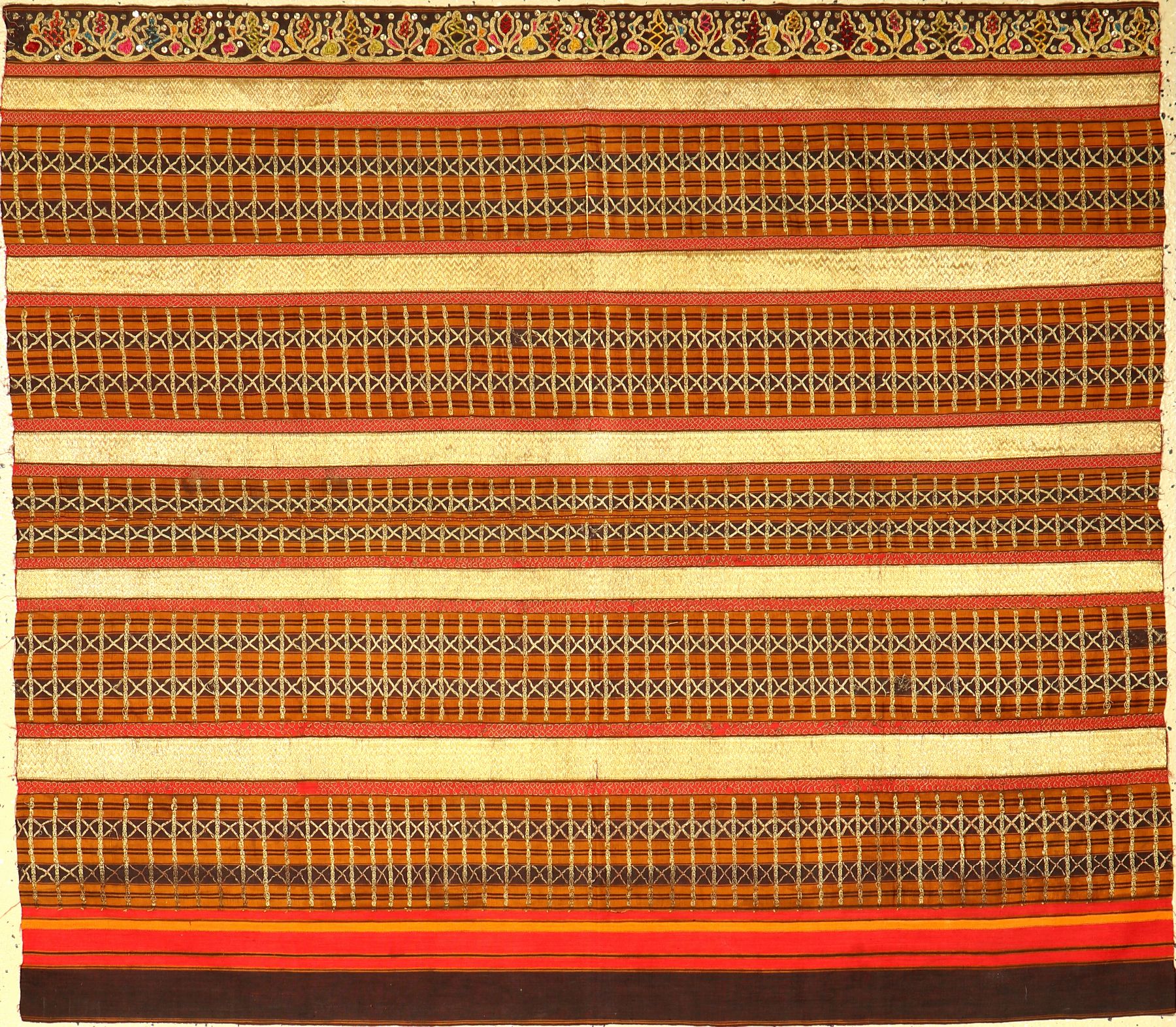 Feines indonesisches "Zeremonial-Textil" (Metallbroschiert) alt, Indonesien, um 1910/1920, Seiden-Metallstickerei auf Seide. Sehr ...