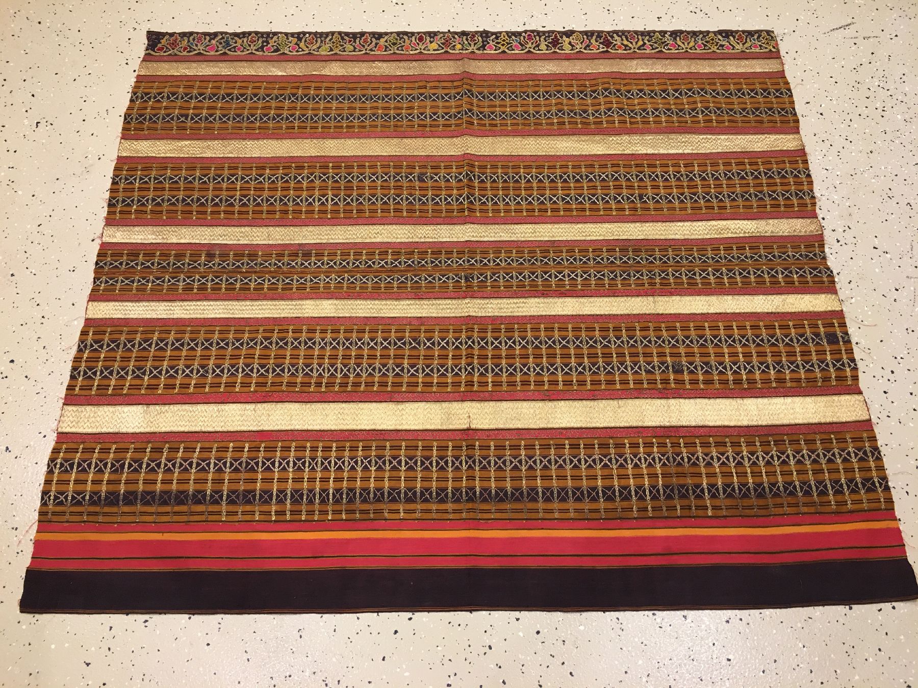 Detail a: Feines indonesisches "Zeremonial-Textil" (Metallbroschiert) alt, Indonesien, um 1910/1920, Seiden-Metallstickerei auf Seide. Sehr ...