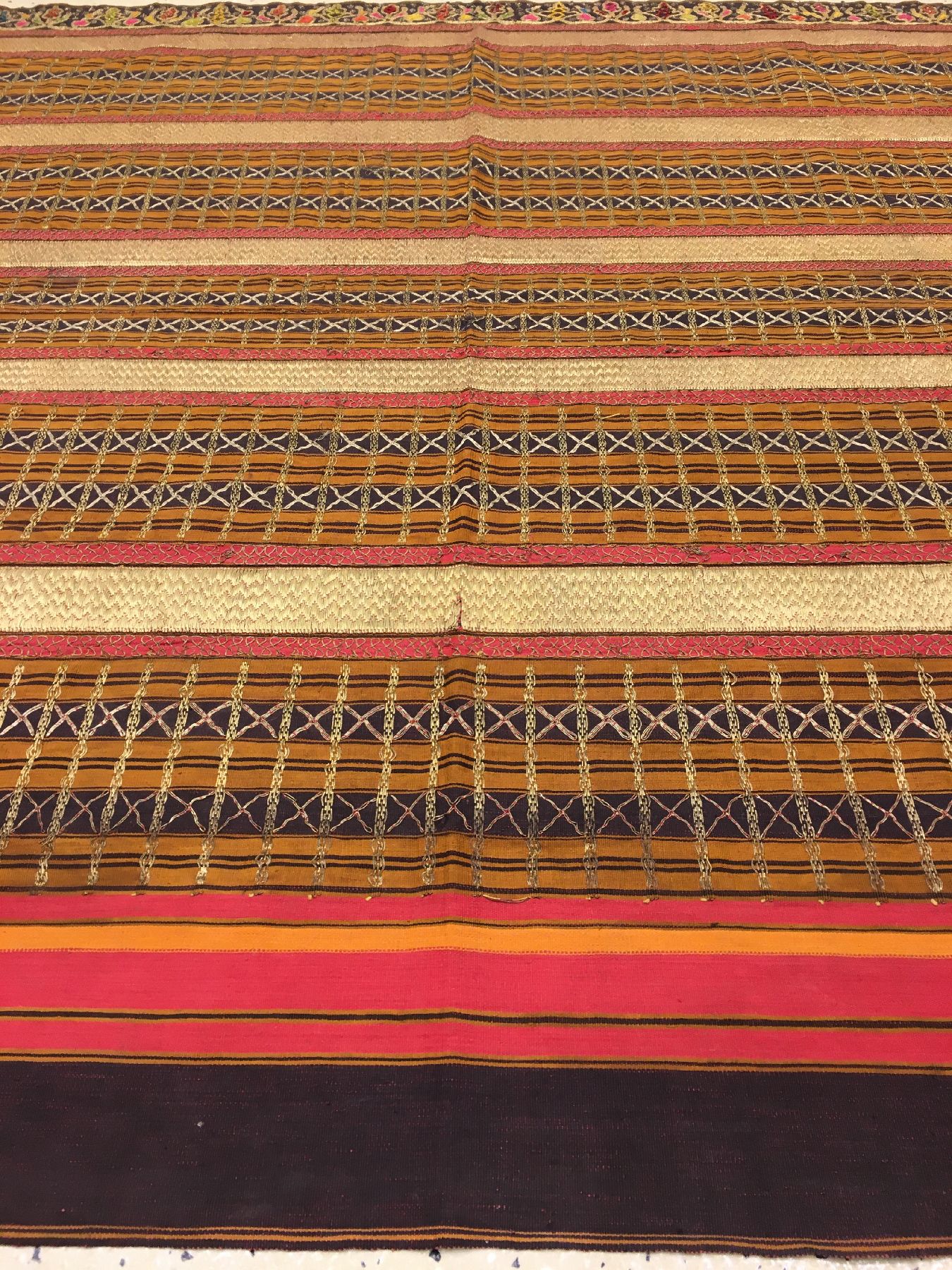 Detail b: Feines indonesisches "Zeremonial-Textil" (Metallbroschiert) alt, Indonesien, um 1910/1920, Seiden-Metallstickerei auf Seide. Sehr ...
