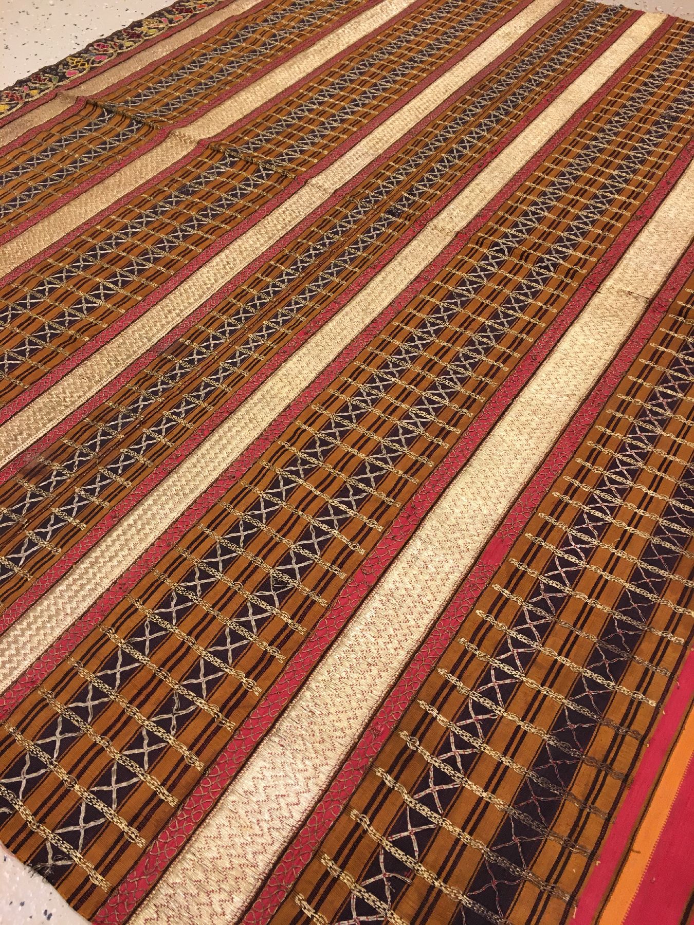 Detail c: Feines indonesisches "Zeremonial-Textil" (Metallbroschiert) alt, Indonesien, um 1910/1920, Seiden-Metallstickerei auf Seide. Sehr ...