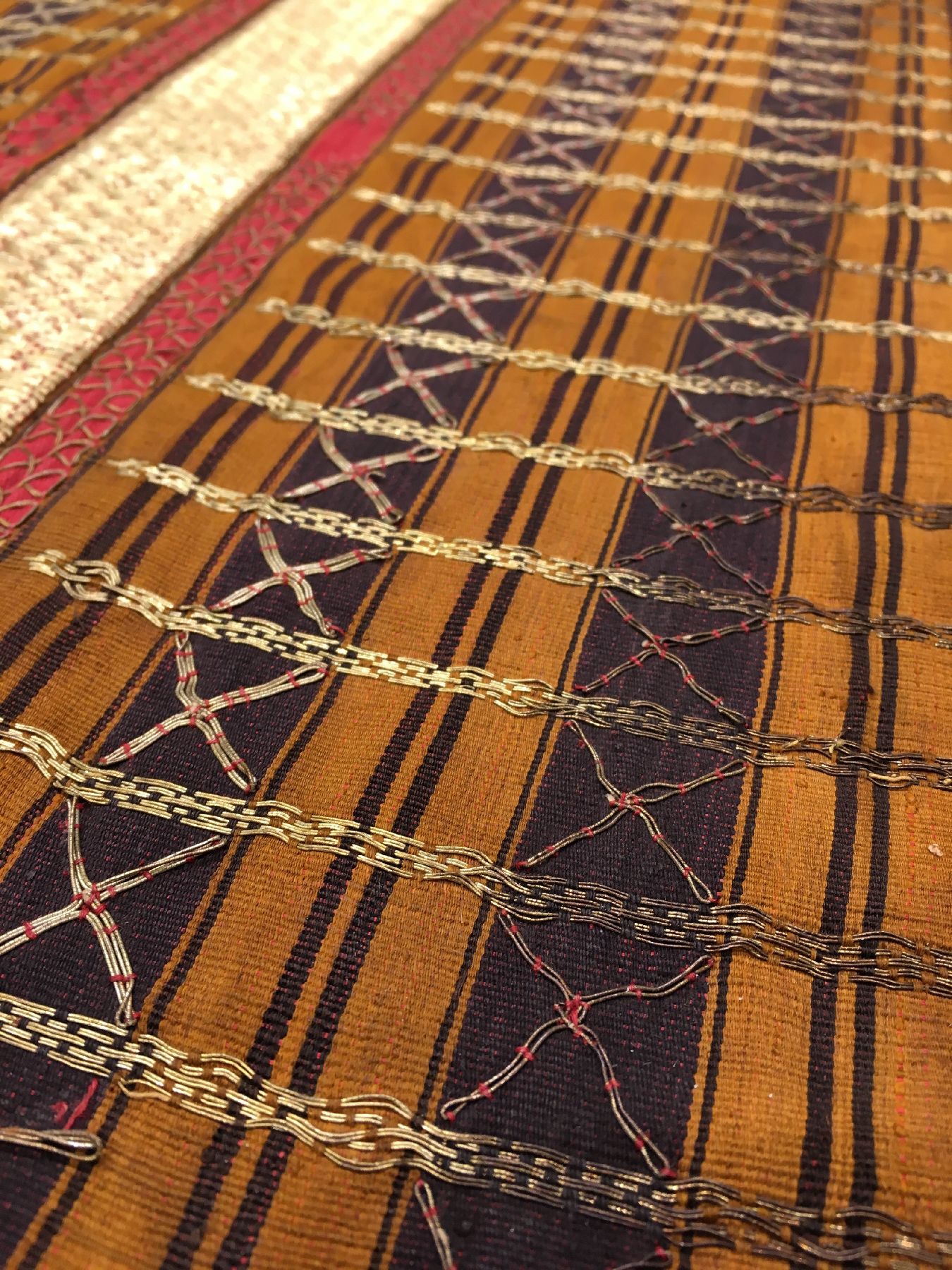 Detail d: Feines indonesisches "Zeremonial-Textil" (Metallbroschiert) alt, Indonesien, um 1910/1920, Seiden-Metallstickerei auf Seide. Sehr ...