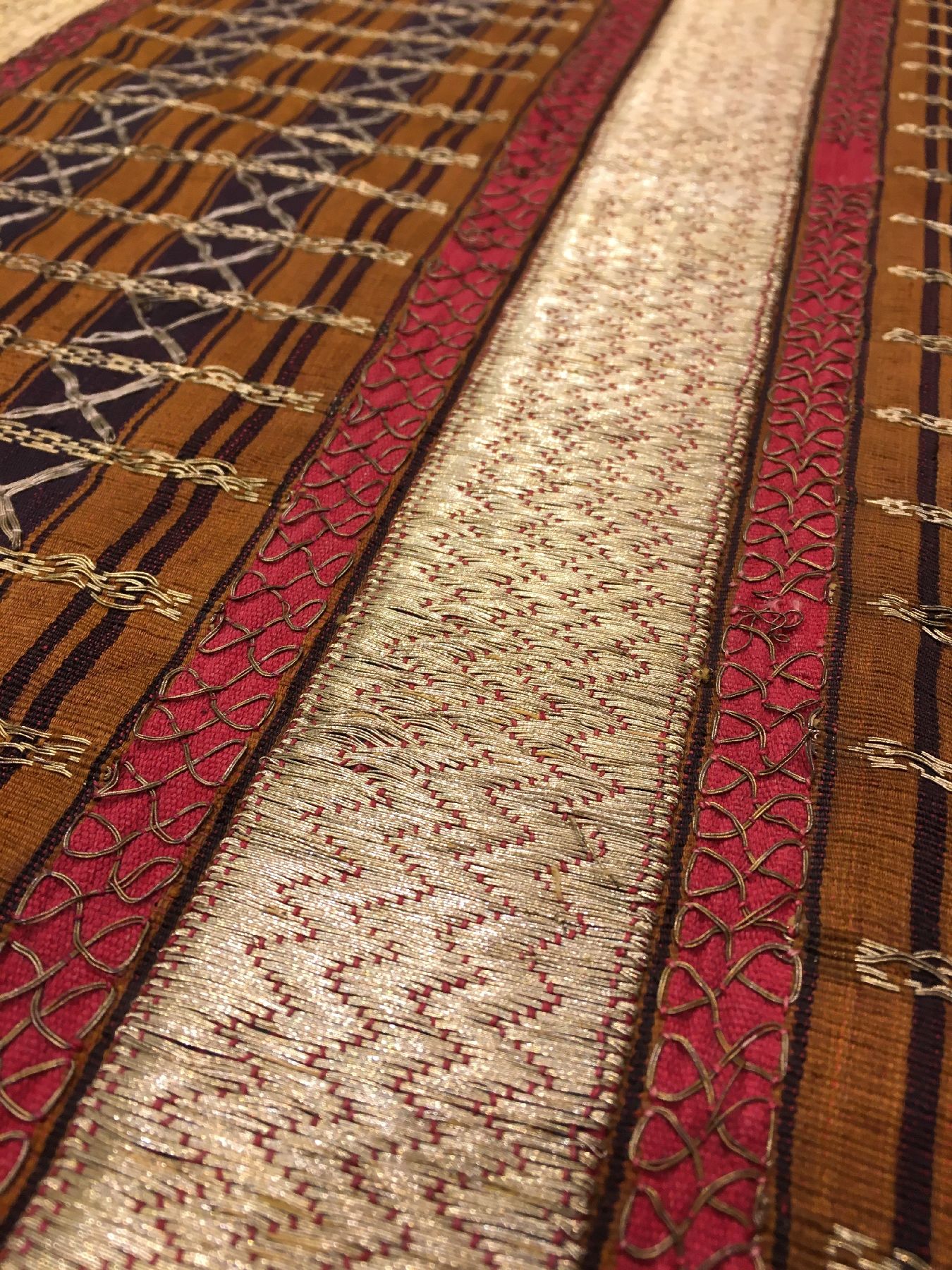 Detail e: Feines indonesisches "Zeremonial-Textil" (Metallbroschiert) alt, Indonesien, um 1910/1920, Seiden-Metallstickerei auf Seide. Sehr ...