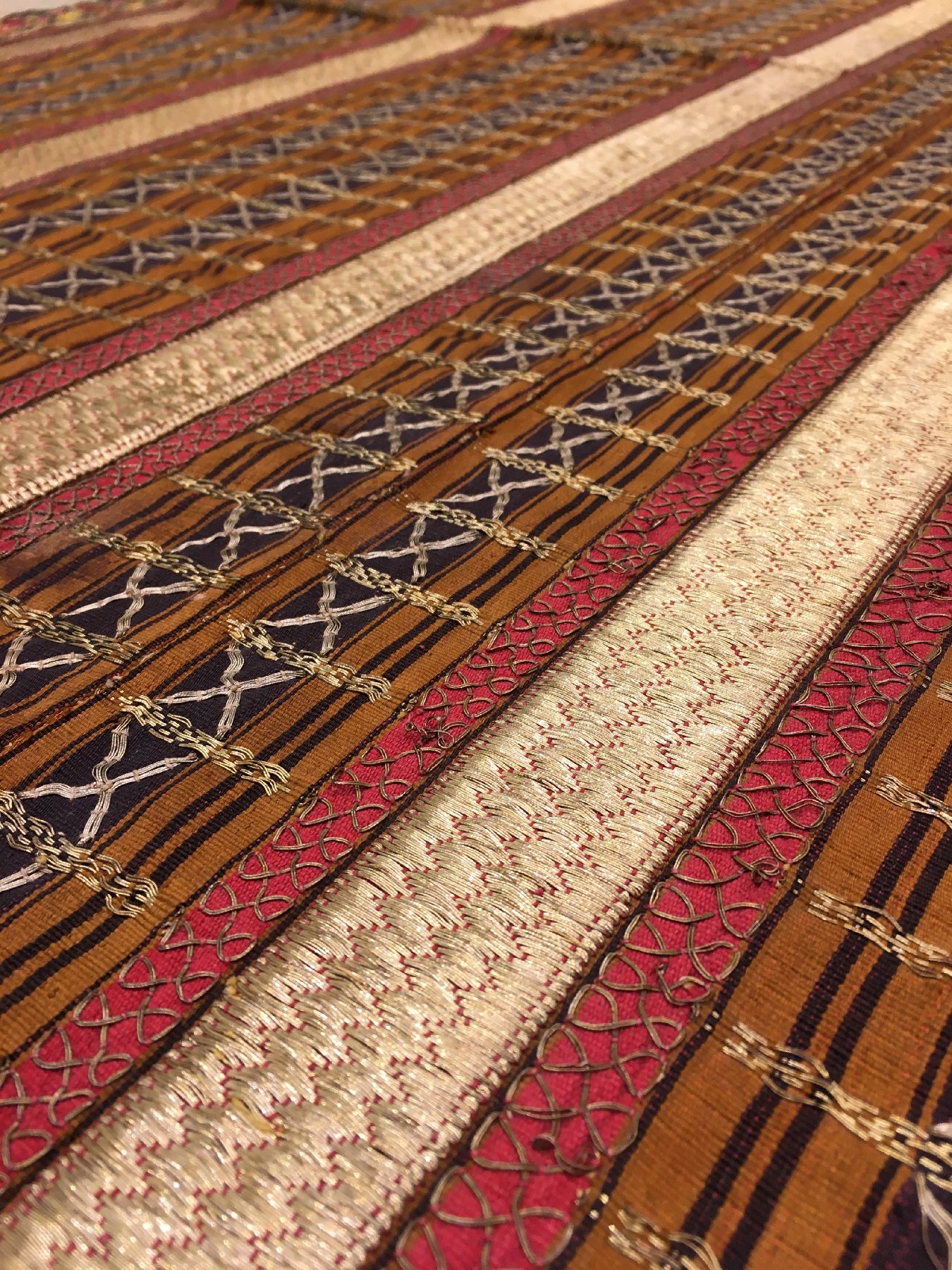 Detail f: Feines indonesisches "Zeremonial-Textil" (Metallbroschiert) alt, Indonesien, um 1910/1920, Seiden-Metallstickerei auf Seide. Sehr ...