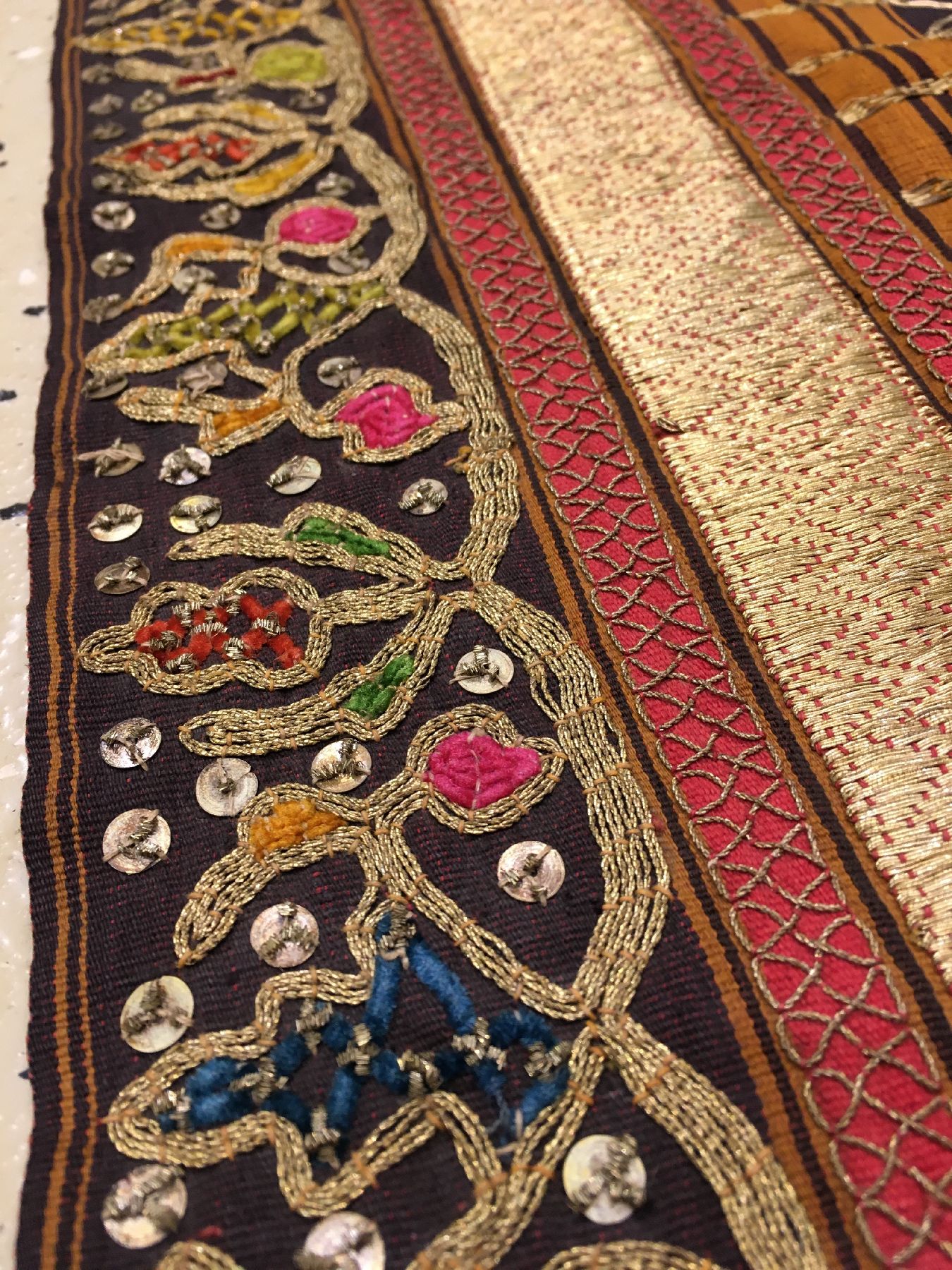 Detail g: Feines indonesisches "Zeremonial-Textil" (Metallbroschiert) alt, Indonesien, um 1910/1920, Seiden-Metallstickerei auf Seide. Sehr ...