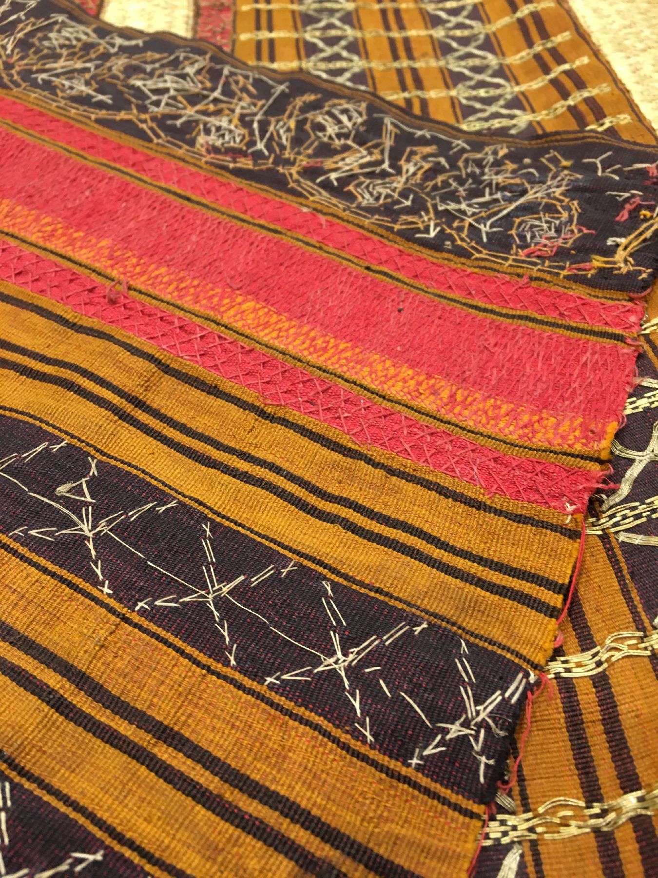 Detail h: Feines indonesisches "Zeremonial-Textil" (Metallbroschiert) alt, Indonesien, um 1910/1920, Seiden-Metallstickerei auf Seide. Sehr ...