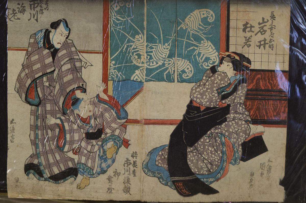 Detail l: 2 Farbholzschnitte, Kunisada, um 1860, Schauspielerdarstellungen, zusammengeklebte Doppelblätter, beschädigt, ca. 37 x 48 cm