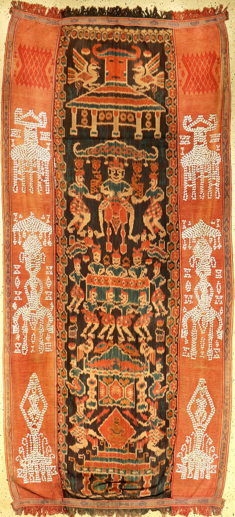 Indonesisches Sumba "Ikat" alt (Bestickt mit Muscheln), Indonesien, um 1920, Baumwolle mit Muschelbesatz. Sehr seltenes Ikat-Tuch wohl ...