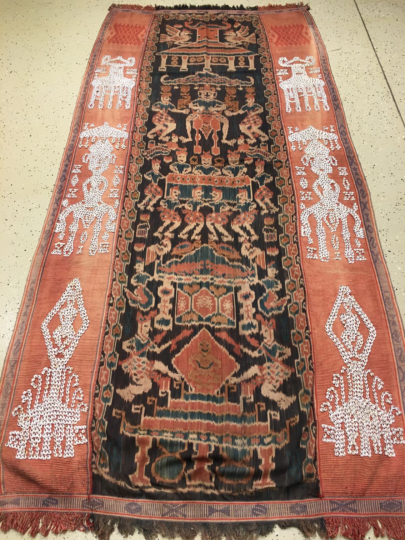 Detail a: Indonesisches Sumba "Ikat" alt (Bestickt mit Muscheln), Indonesien, um 1920, Baumwolle mit Muschelbesatz. Sehr seltenes Ikat-Tuch wohl ...