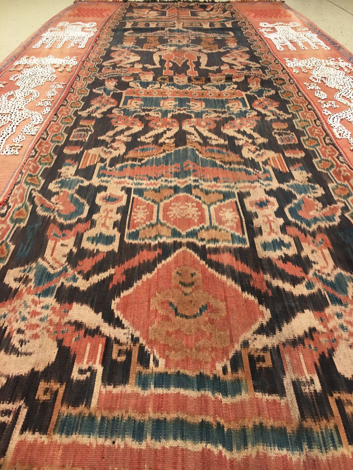 Detail b: Indonesisches Sumba "Ikat" alt (Bestickt mit Muscheln), Indonesien, um 1920, Baumwolle mit Muschelbesatz. Sehr seltenes Ikat-Tuch wohl ...