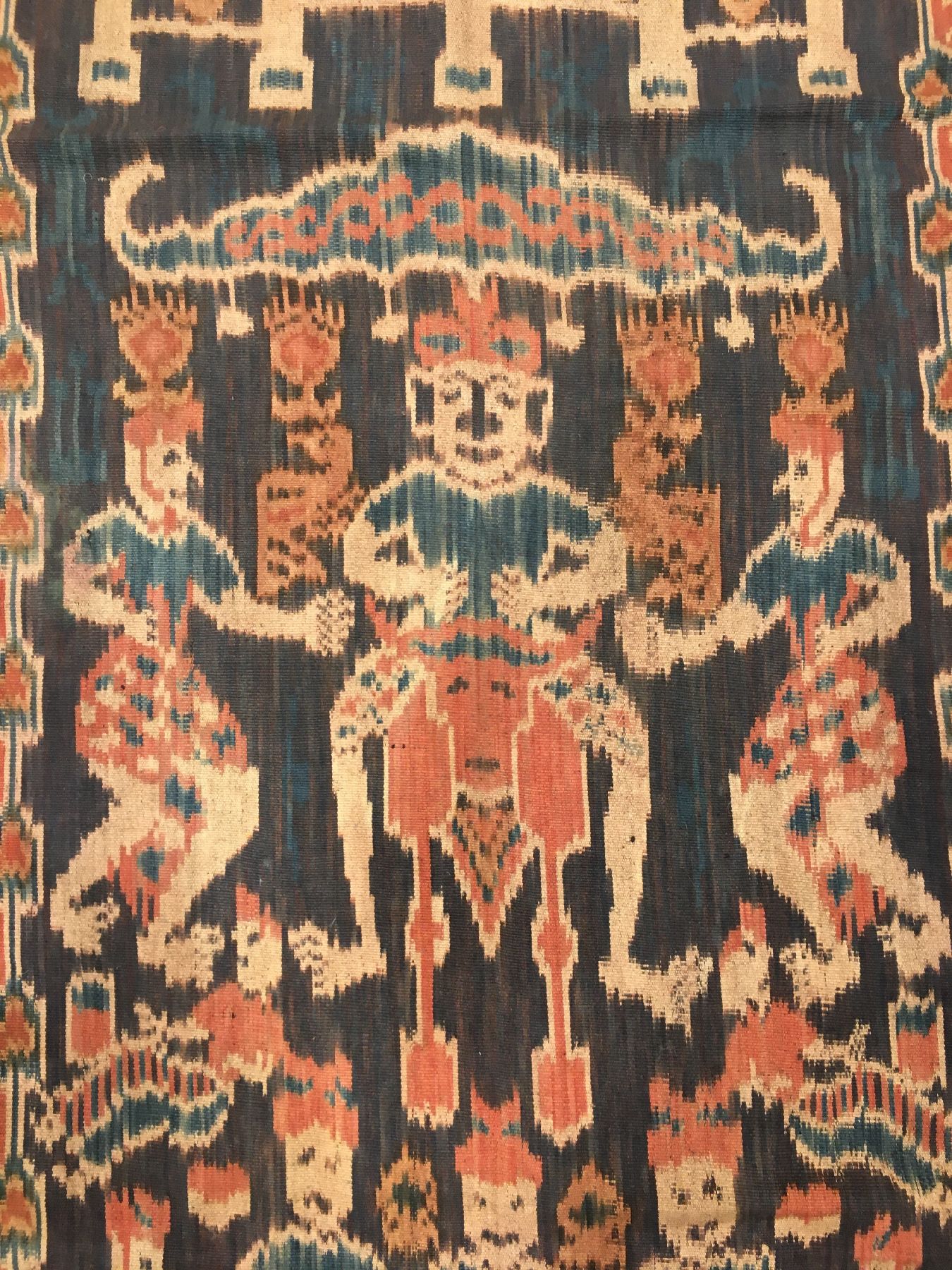 Detail d: Indonesisches Sumba "Ikat" alt (Bestickt mit Muscheln), Indonesien, um 1920, Baumwolle mit Muschelbesatz. Sehr seltenes Ikat-Tuch wohl ...