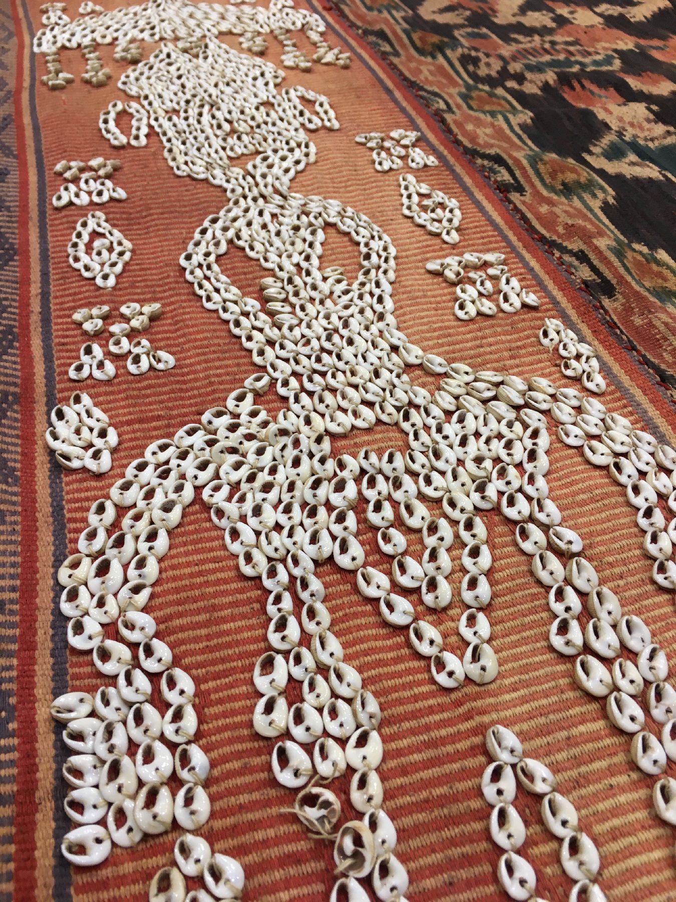 Detail e: Indonesisches Sumba "Ikat" alt (Bestickt mit Muscheln), Indonesien, um 1920, Baumwolle mit Muschelbesatz. Sehr seltenes Ikat-Tuch wohl ...