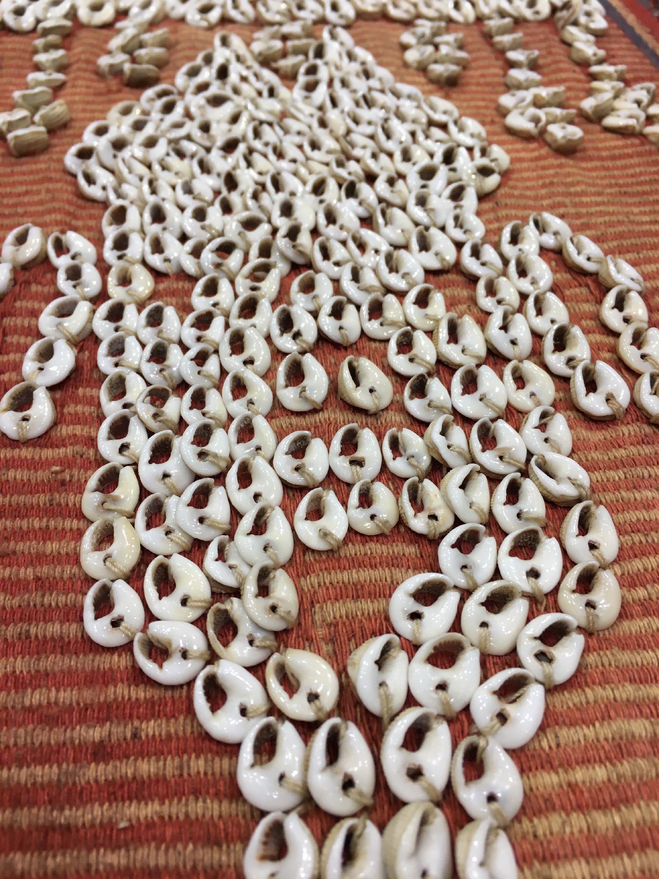 Detail f: Indonesisches Sumba "Ikat" alt (Bestickt mit Muscheln), Indonesien, um 1920, Baumwolle mit Muschelbesatz. Sehr seltenes Ikat-Tuch wohl ...