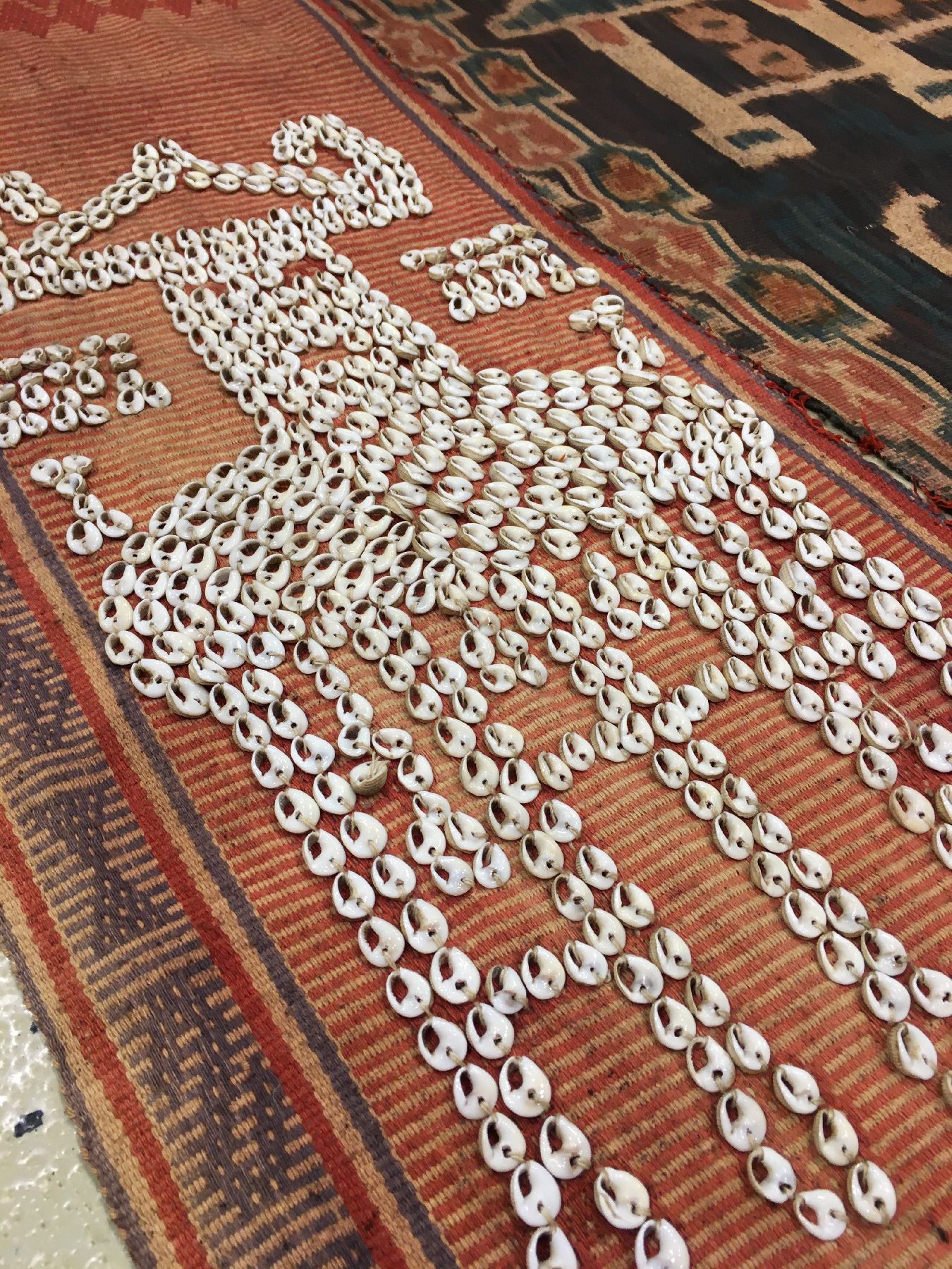 Detail g: Indonesisches Sumba "Ikat" alt (Bestickt mit Muscheln), Indonesien, um 1920, Baumwolle mit Muschelbesatz. Sehr seltenes Ikat-Tuch wohl ...