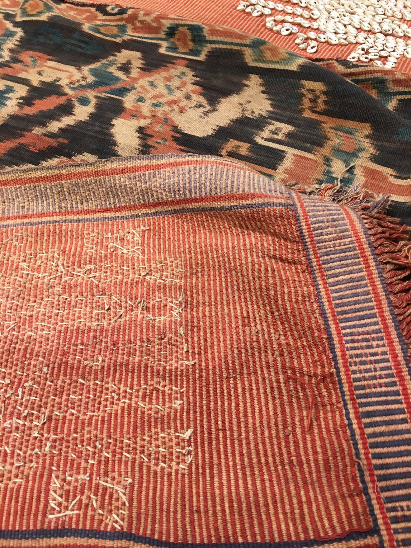 Detail h: Indonesisches Sumba "Ikat" alt (Bestickt mit Muscheln), Indonesien, um 1920, Baumwolle mit Muschelbesatz. Sehr seltenes Ikat-Tuch wohl ...