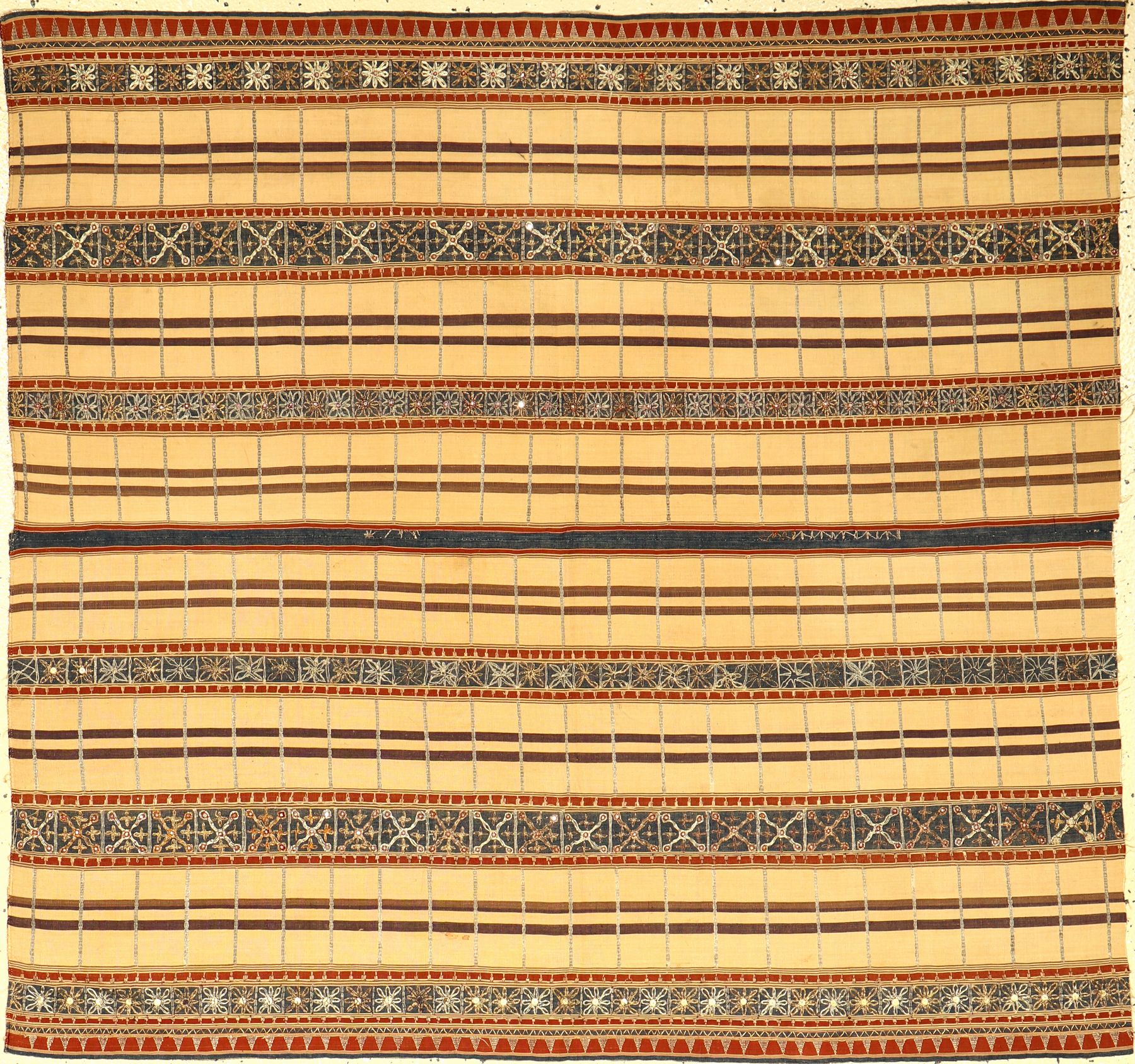 Sehr feines indonesisches "Zeremonial-Textil" antik (Metallstickerei), Indonesien, um 1900, Metallstickerei auf Seide. Sehr fein gewebtes ...