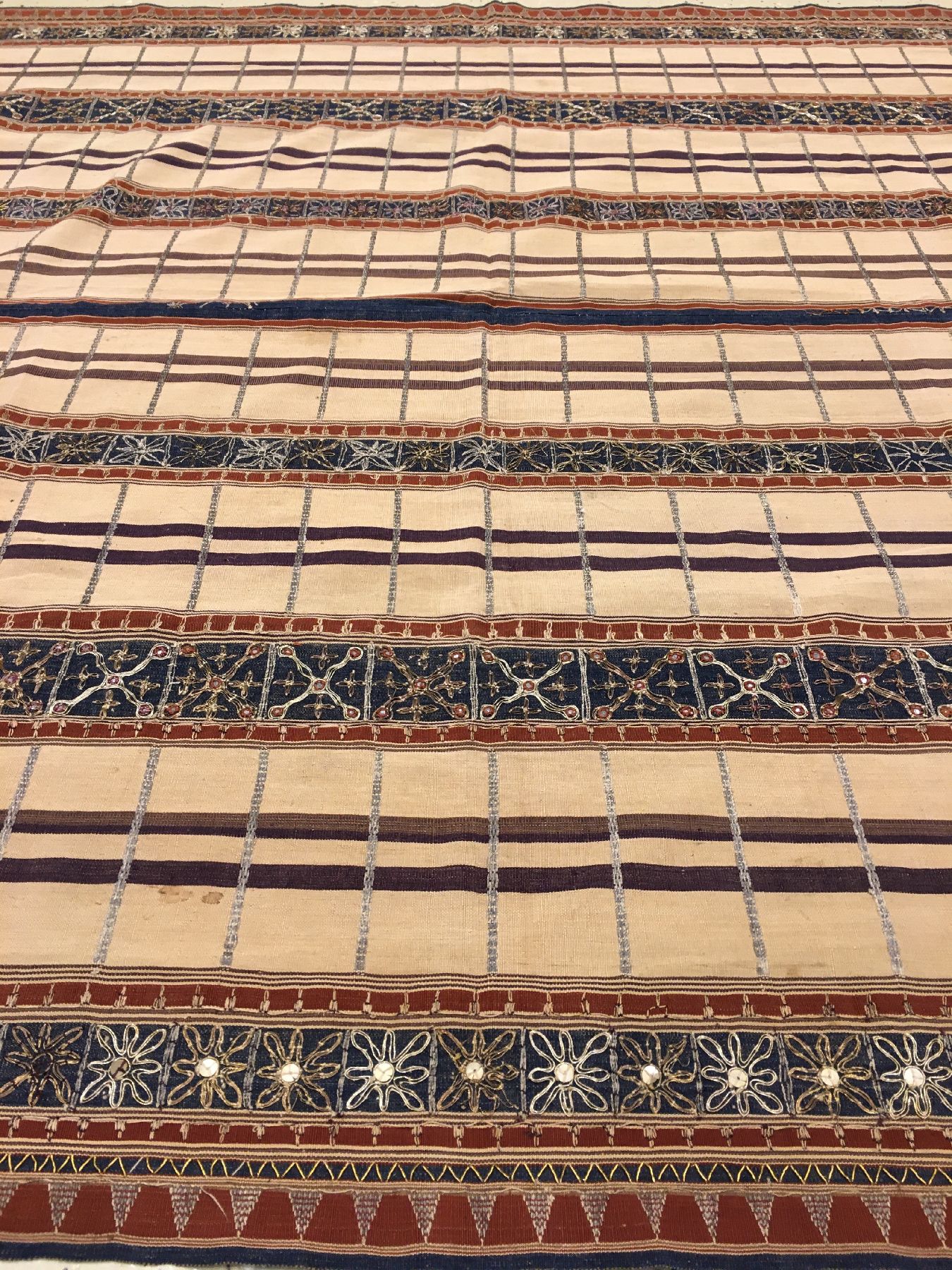 Detail b: Sehr feines indonesisches "Zeremonial-Textil" antik (Metallstickerei), Indonesien, um 1900, Metallstickerei auf Seide. Sehr fein gewebtes ...