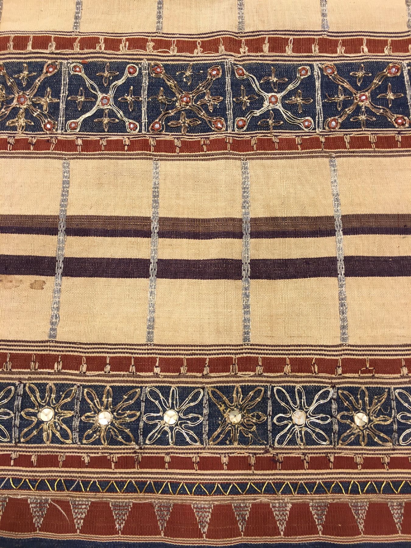 Detail c: Sehr feines indonesisches "Zeremonial-Textil" antik (Metallstickerei), Indonesien, um 1900, Metallstickerei auf Seide. Sehr fein gewebtes ...
