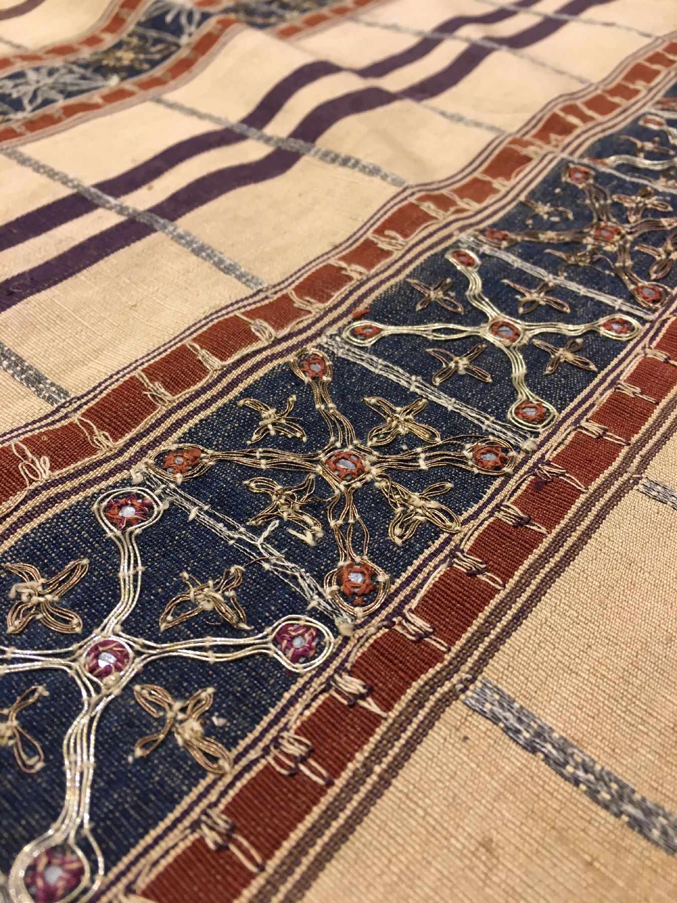 Detail d: Sehr feines indonesisches "Zeremonial-Textil" antik (Metallstickerei), Indonesien, um 1900, Metallstickerei auf Seide. Sehr fein gewebtes ...