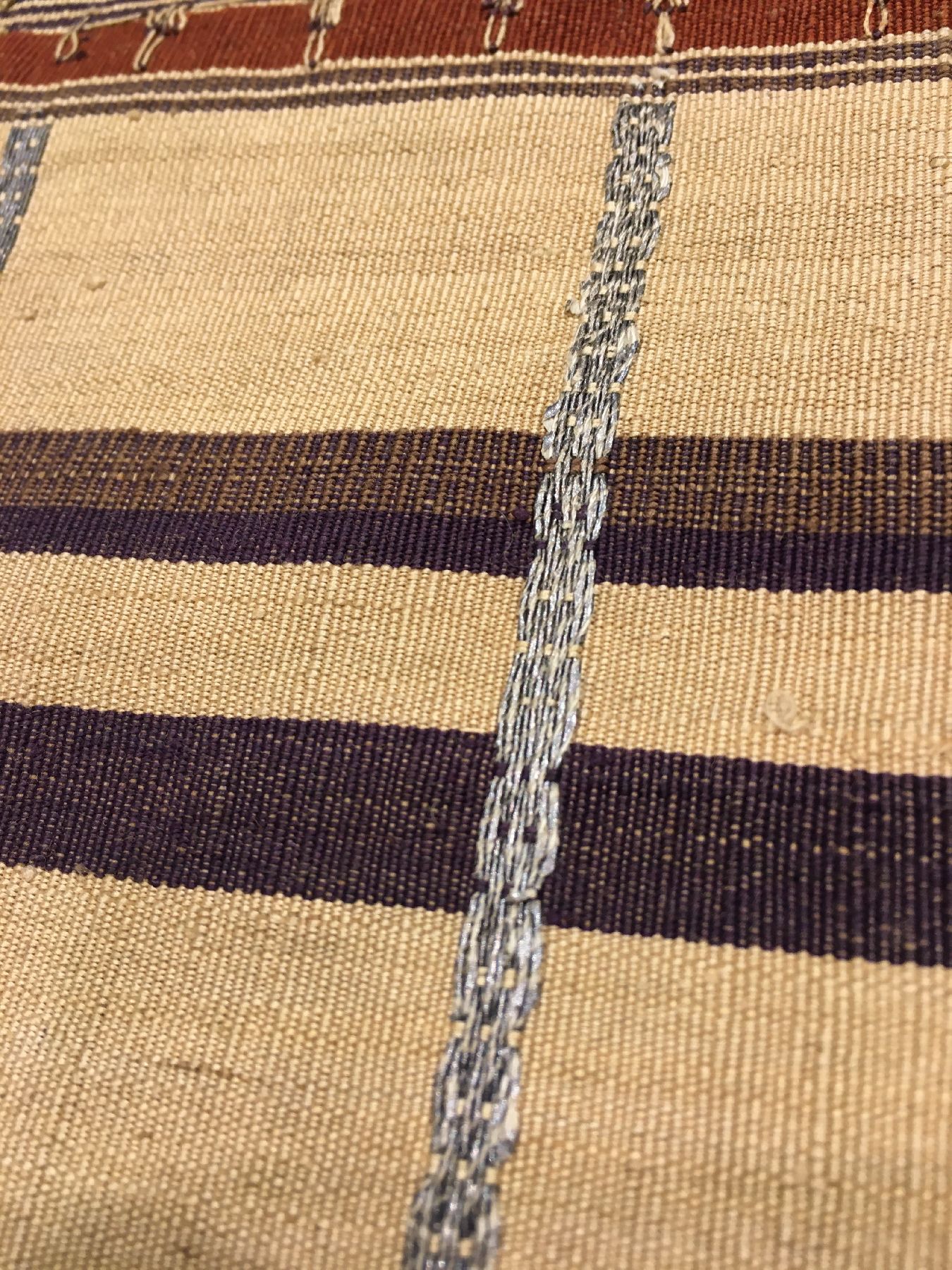 Detail e: Sehr feines indonesisches "Zeremonial-Textil" antik (Metallstickerei), Indonesien, um 1900, Metallstickerei auf Seide. Sehr fein gewebtes ...