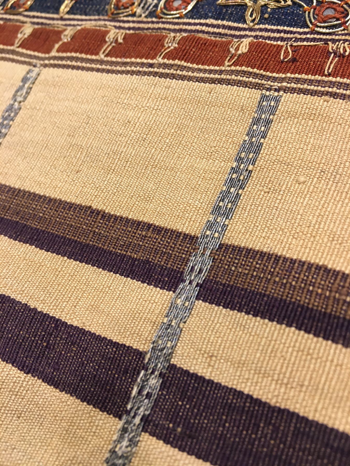 Detail g: Sehr feines indonesisches "Zeremonial-Textil" antik (Metallstickerei), Indonesien, um 1900, Metallstickerei auf Seide. Sehr fein gewebtes ...