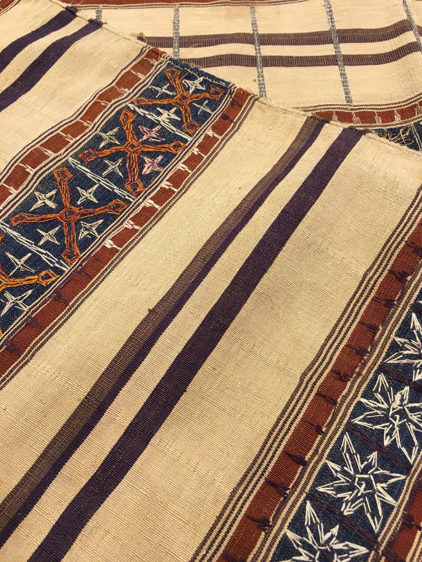 Detail h: Sehr feines indonesisches "Zeremonial-Textil" antik (Metallstickerei), Indonesien, um 1900, Metallstickerei auf Seide. Sehr fein gewebtes ...