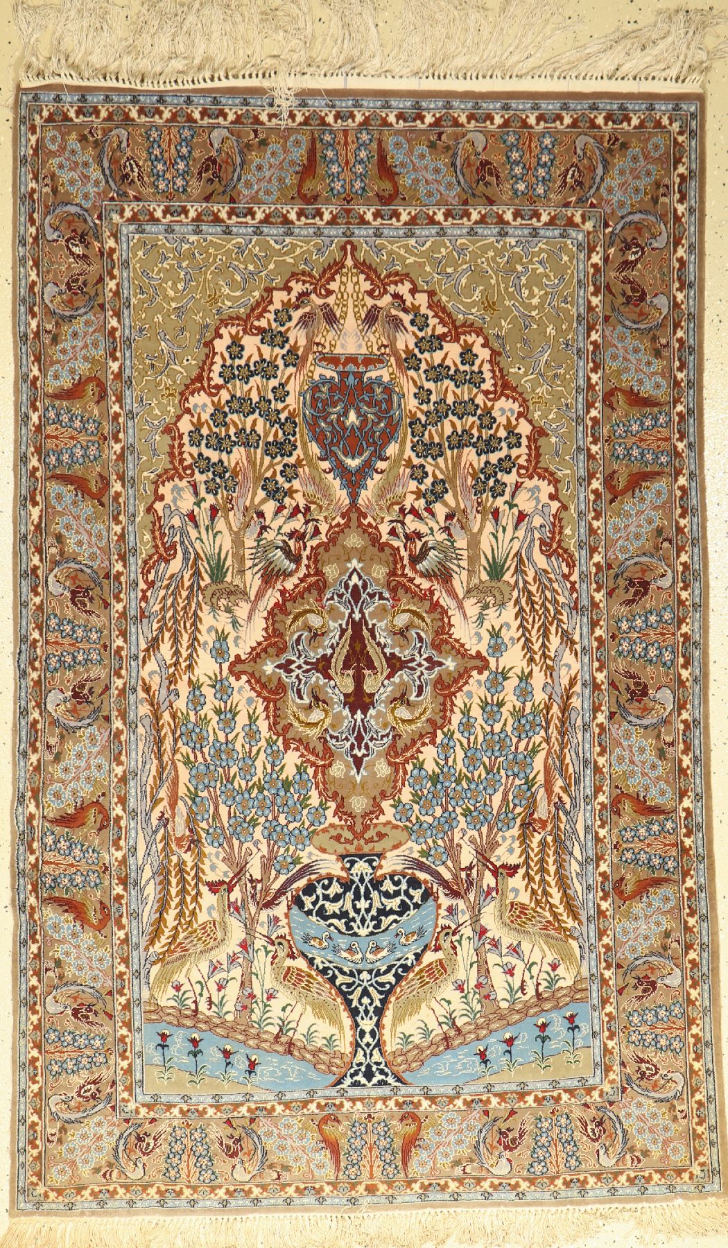 Esfahan fein, Persien, ca. 50 Jahre, Korkwolle mit und auf Seide, ca. 178 x 112 cm,leichte Mottenfras am Rand, EHZ: 2