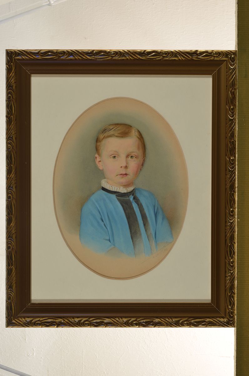 Detail l: Drei feine Porträtmalereien, deutsch, 19. Jh., Pastell auf Papier, Herr im Pelzkragen, Dame mit Spitzen besetztem Kleid, Knabe, rückseitig mit ...