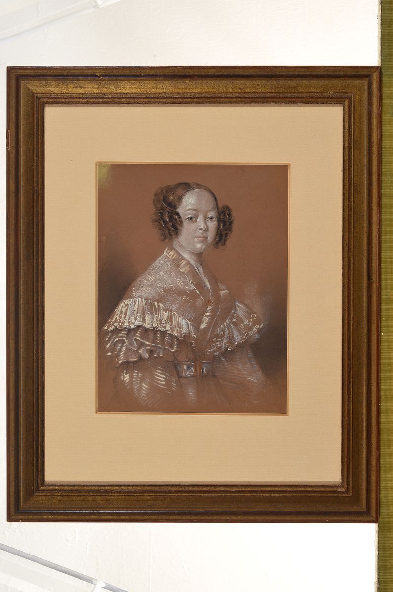 Detail m: Drei feine Porträtmalereien, deutsch, 19. Jh., Pastell auf Papier, Herr im Pelzkragen, Dame mit Spitzen besetztem Kleid, Knabe, rückseitig mit ...